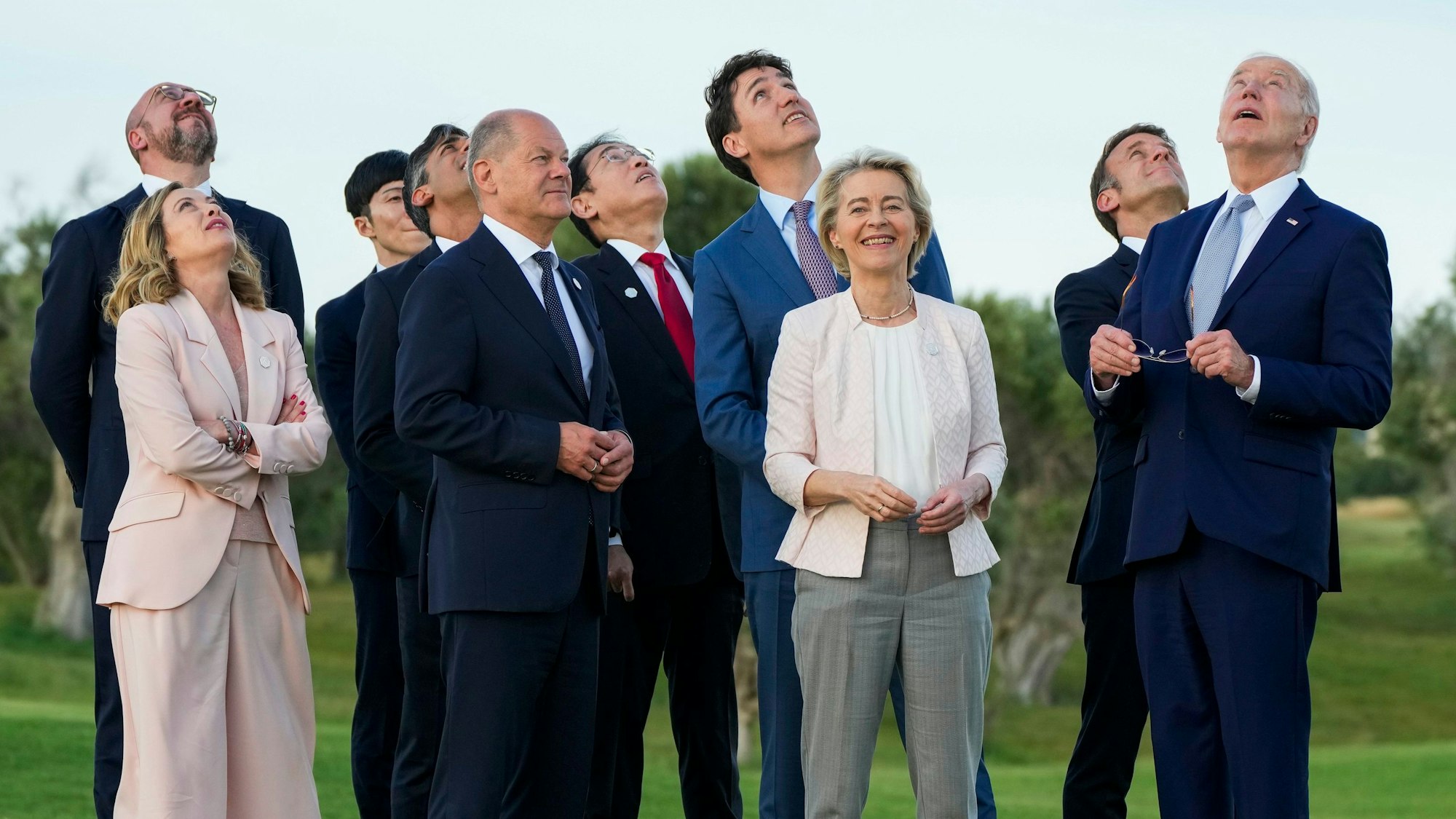 US-Präsident Joe Biden (r.) hat sich während einer Fallschirmspringer-Show im italienisch Borgo Egnazia plötzlich von den anderen Staatschefs entfernt. Italiens Staatspräsidentin Giorgia Meloni musste den US-Präsidenten beim G7-Gipfel wieder zurückholen.