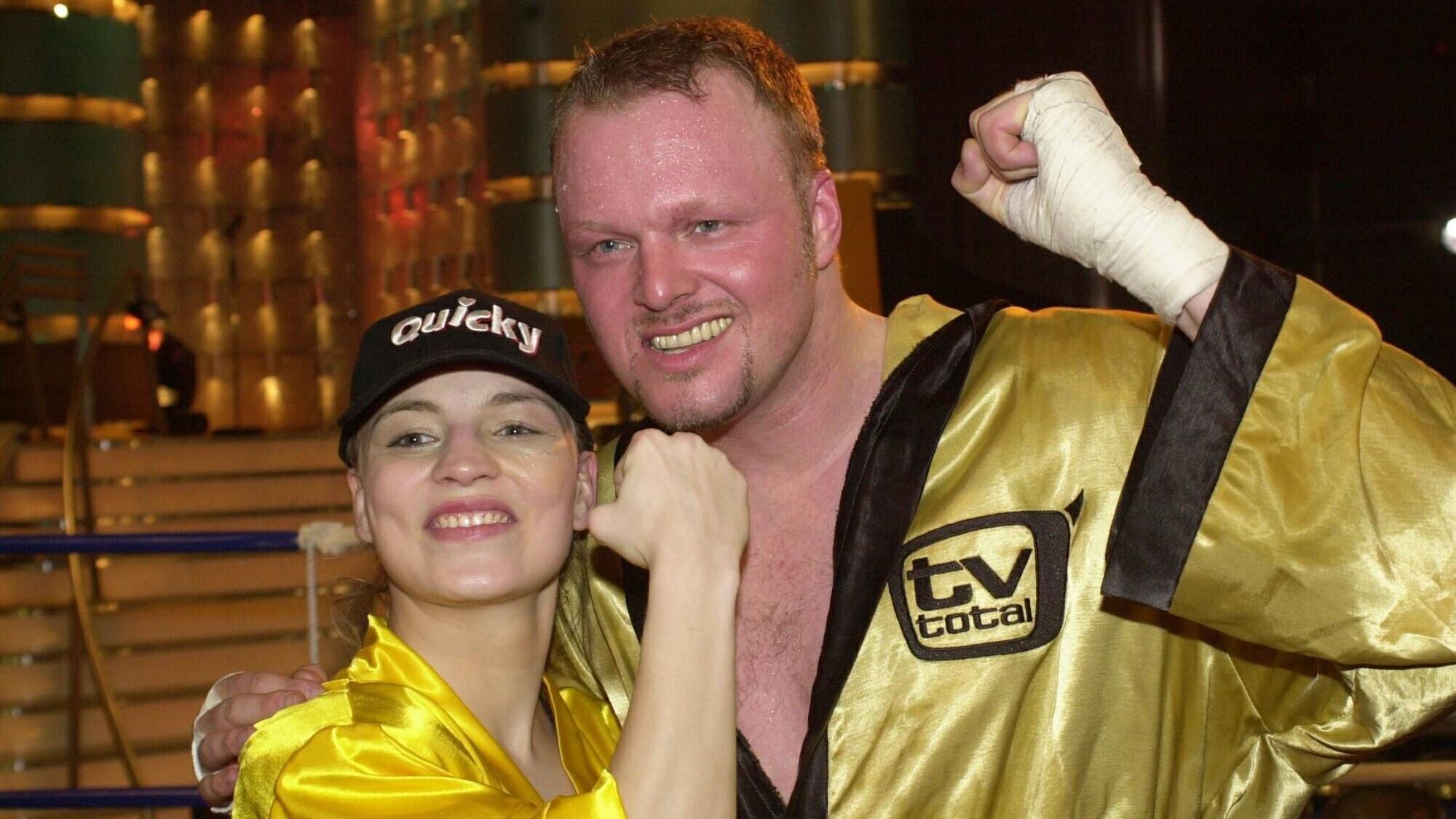 Die ehemalige Boxweltmeisterin Regina Halmich und Fernsehmoderator Stefan Raab nach ihrem Kampf im Jahr 2007. (Archivfoto)