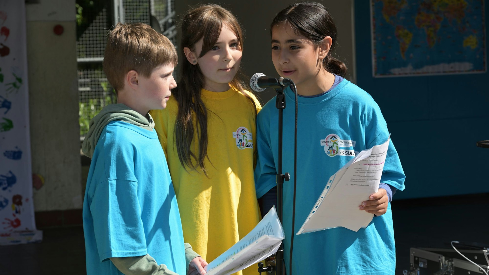 James, Lora und Lea berichten von den Projekten, die in der Schule stattfinden.