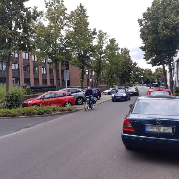 Auf dem Bild ist die Alte Landstraße am Kerpener Rathaus zu sehen.
