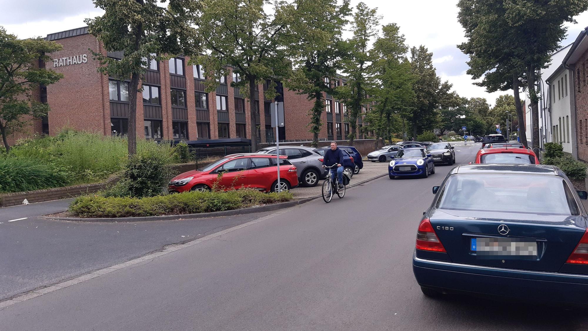 Auf dem Bild ist die Alte Landstraße am Kerpener Rathaus zu sehen.