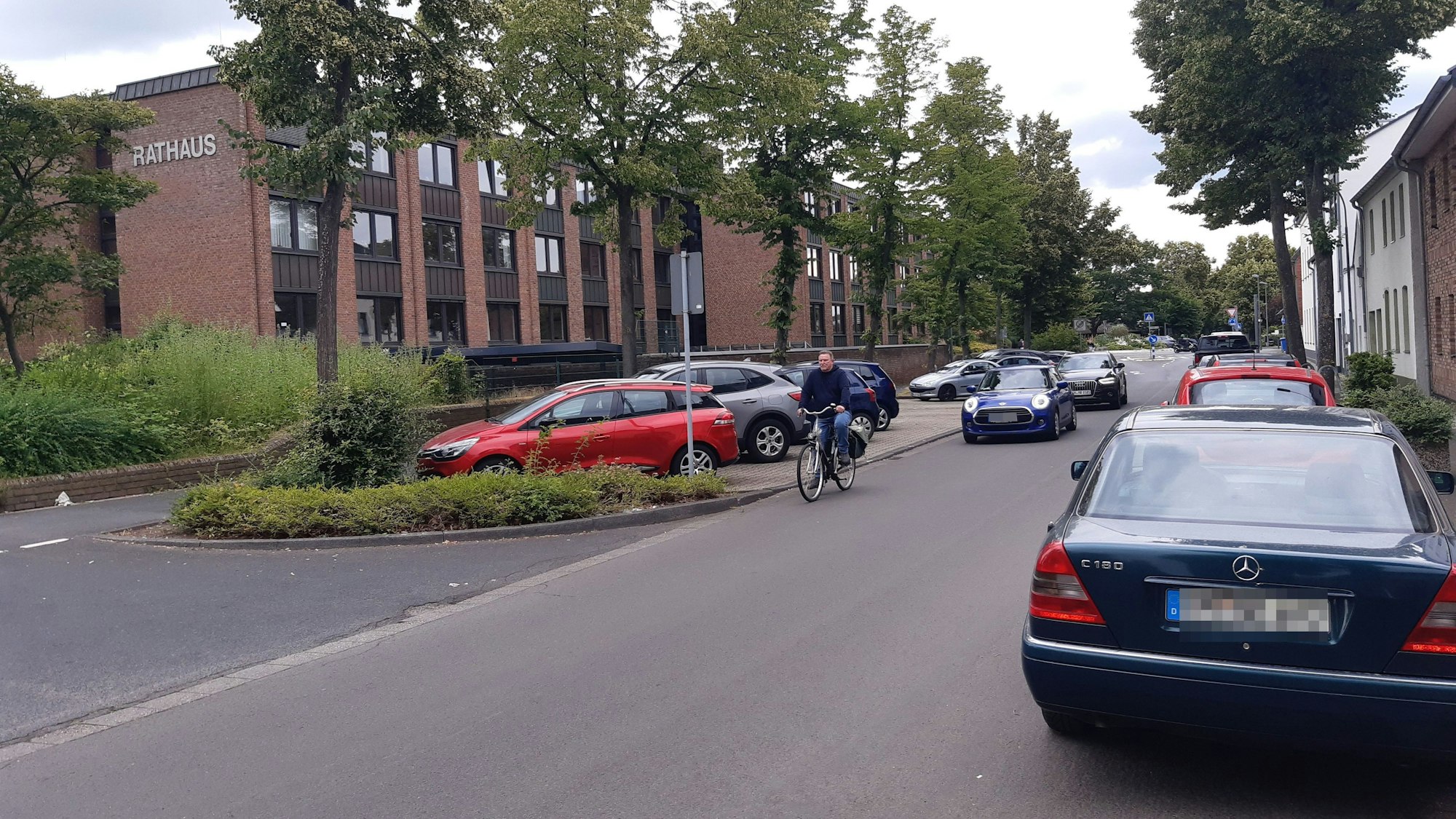 Auf dem Bild ist die Alte Landstraße am Kerpener Rathaus zu sehen.