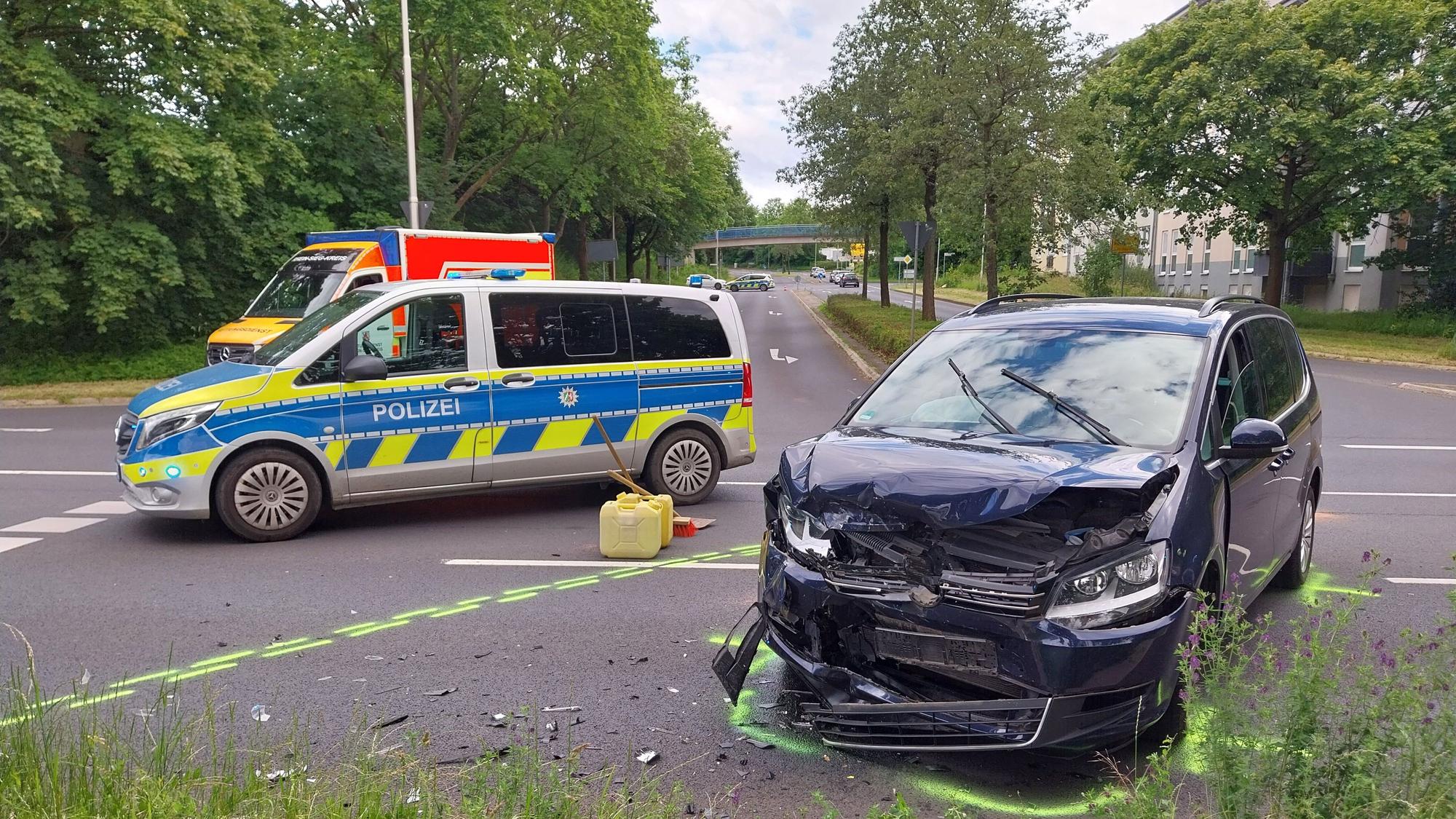 Der VW prallte in einen anderen Wagen, nachdem dieser ihm die Vorfahrt genommen hatte.