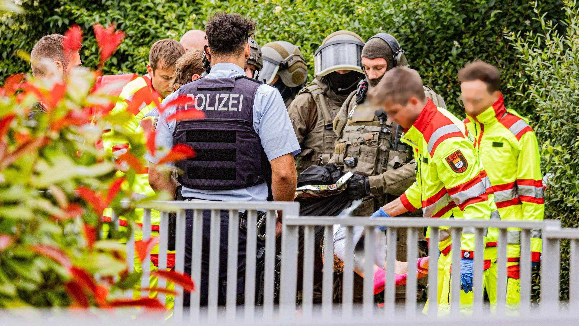 Das SEK holte eine Frau, die mit einem Messer drohte, aus ihrem Haus.