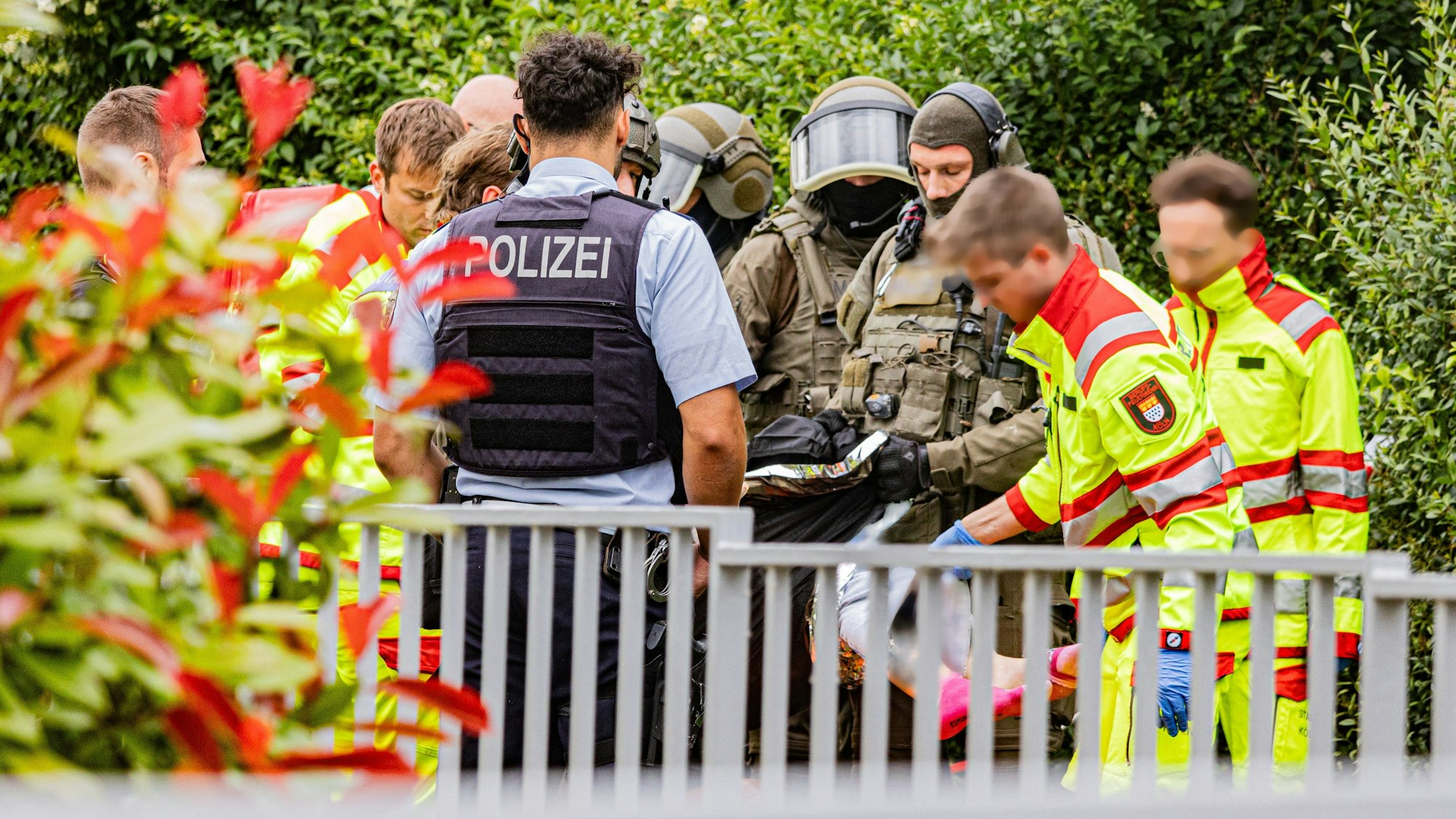 Das SEK holte eine Frau, die mit einem Messer drohte, aus ihrem Haus.