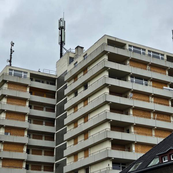 Auf einem Hochhaus stehen mehrere Funkmasten.