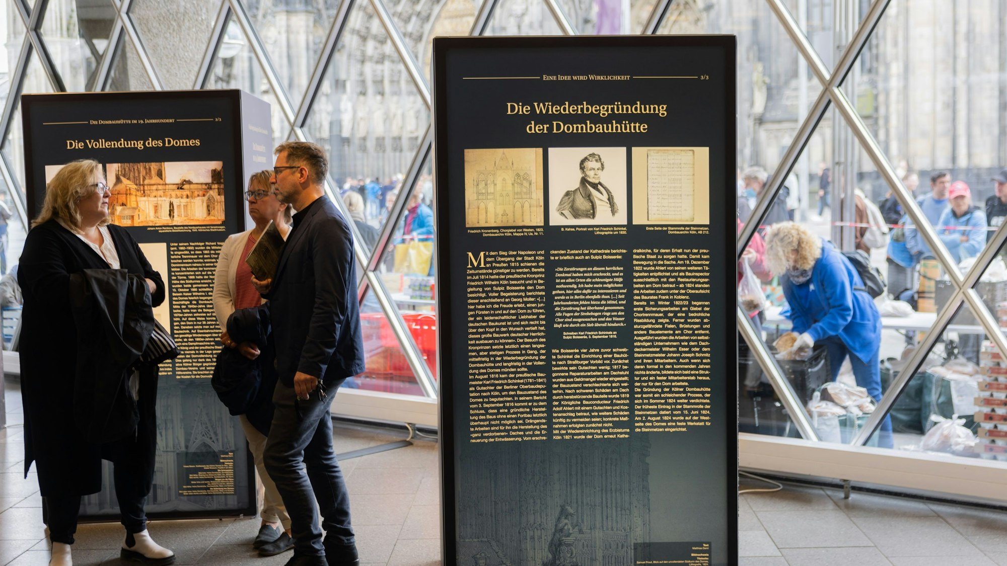 Im Foyer des Domforums steht die Ausstellung.