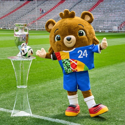 Albärt und der Pokal stehen auf dem Stadionrasen.