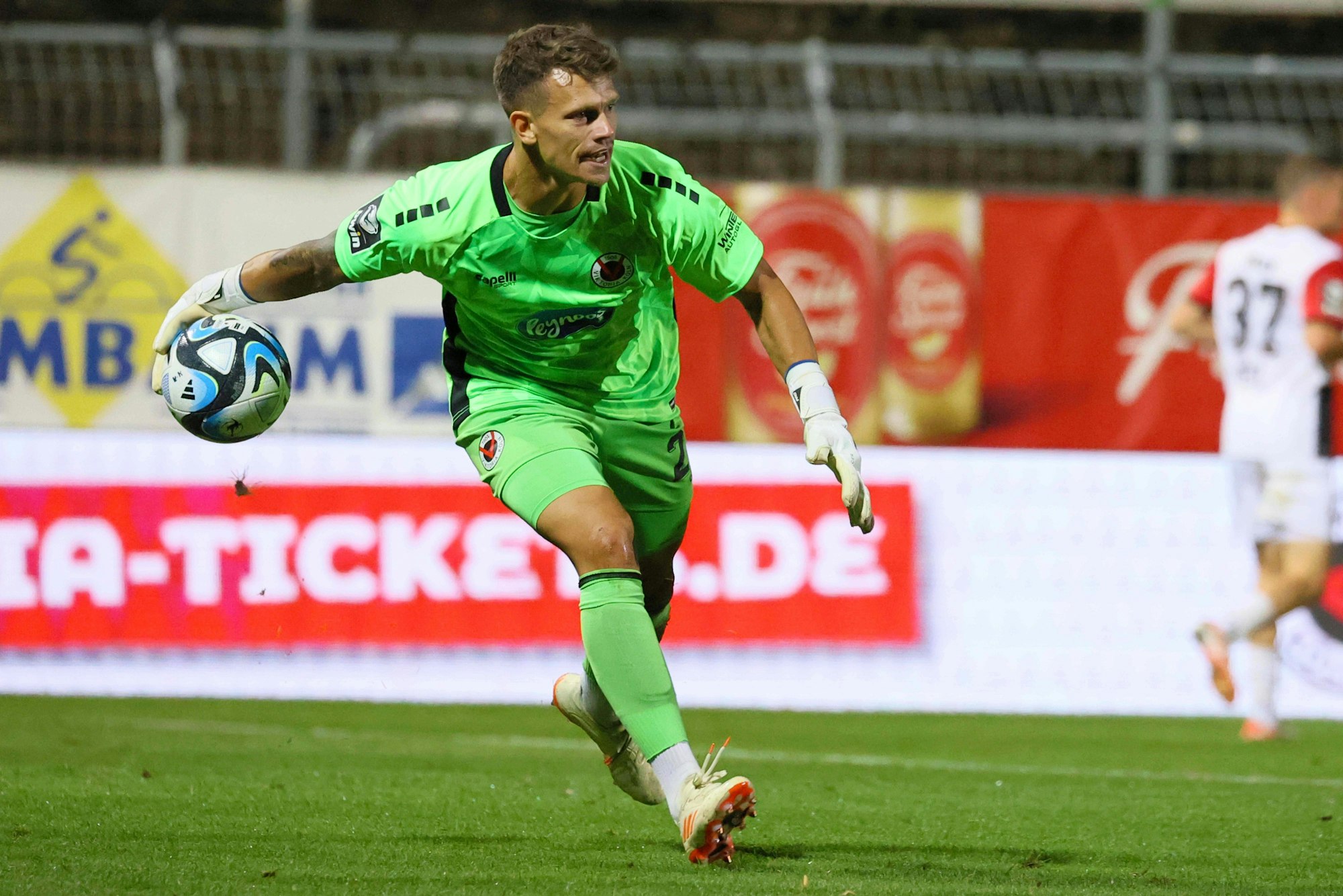 Köln, Deutschland 03. Oktober 2023: 3.Liga - 2023/2024 - FC Viktoria Köln vs. FC Ingolstadt 04 Im Bild: Torhueter Kevin Rauhut Viktoria Köln /// DFB regulations prohibit any use of photographs as image sequences and/or quasi-video /// Sportpark Höhenberg Nordrhein Westfalen *** Cologne, Germany 03 October 2023 3 Liga 2023 2024 FC Viktoria Köln vs FC Ingolstadt 04 Im Bild Torhueter Kevin Rauhut Viktoria Köln DFB regulations prohibit any use of photographs as image sequences and or quasi video Sportpark Höhenberg Nordrhein Westfalen Copyright: xFotostandx/xSchaeferx