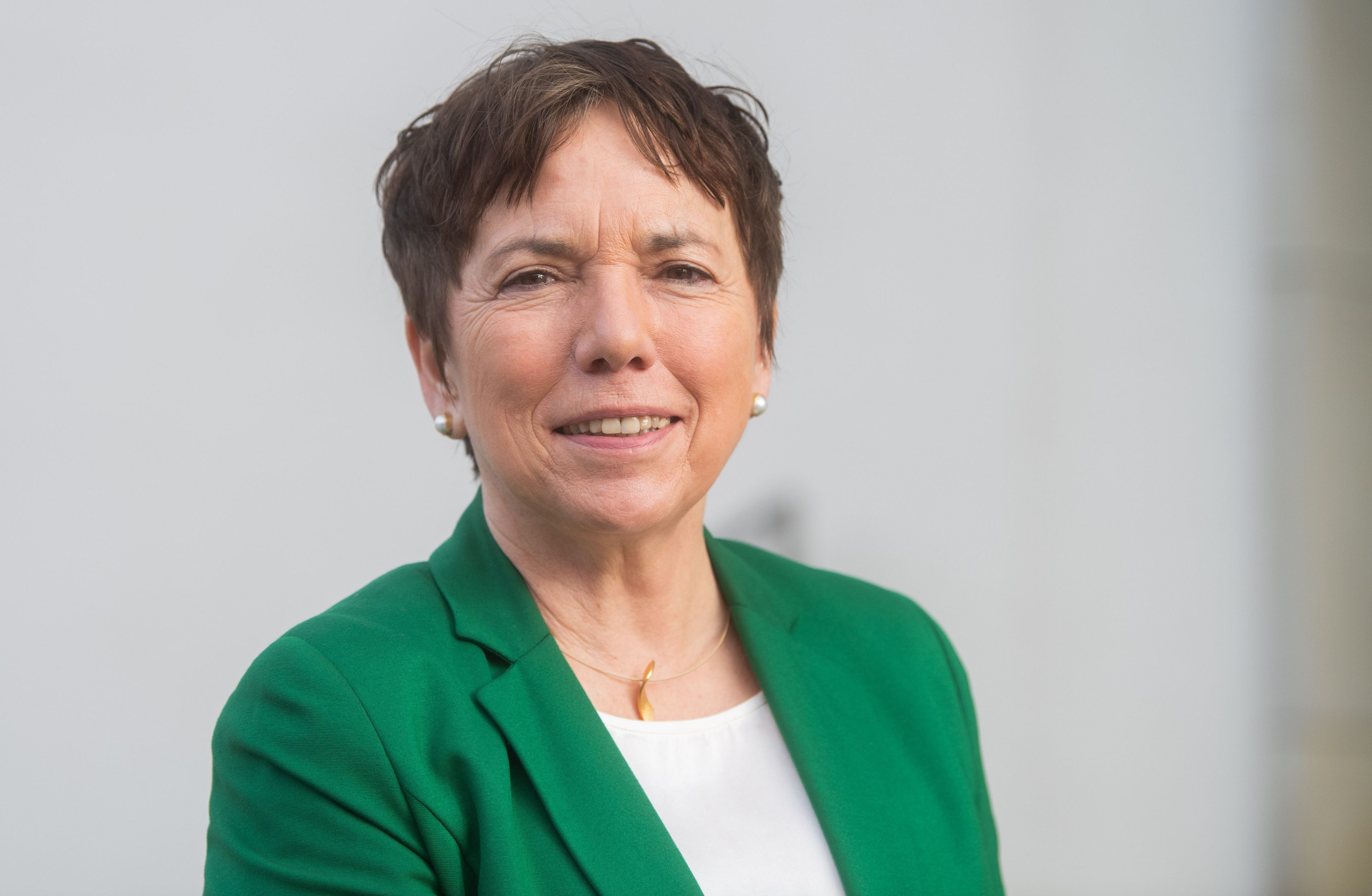 Margot Käßmann, Theologin, steht vor der niedersächsischen Staatskanzlei.