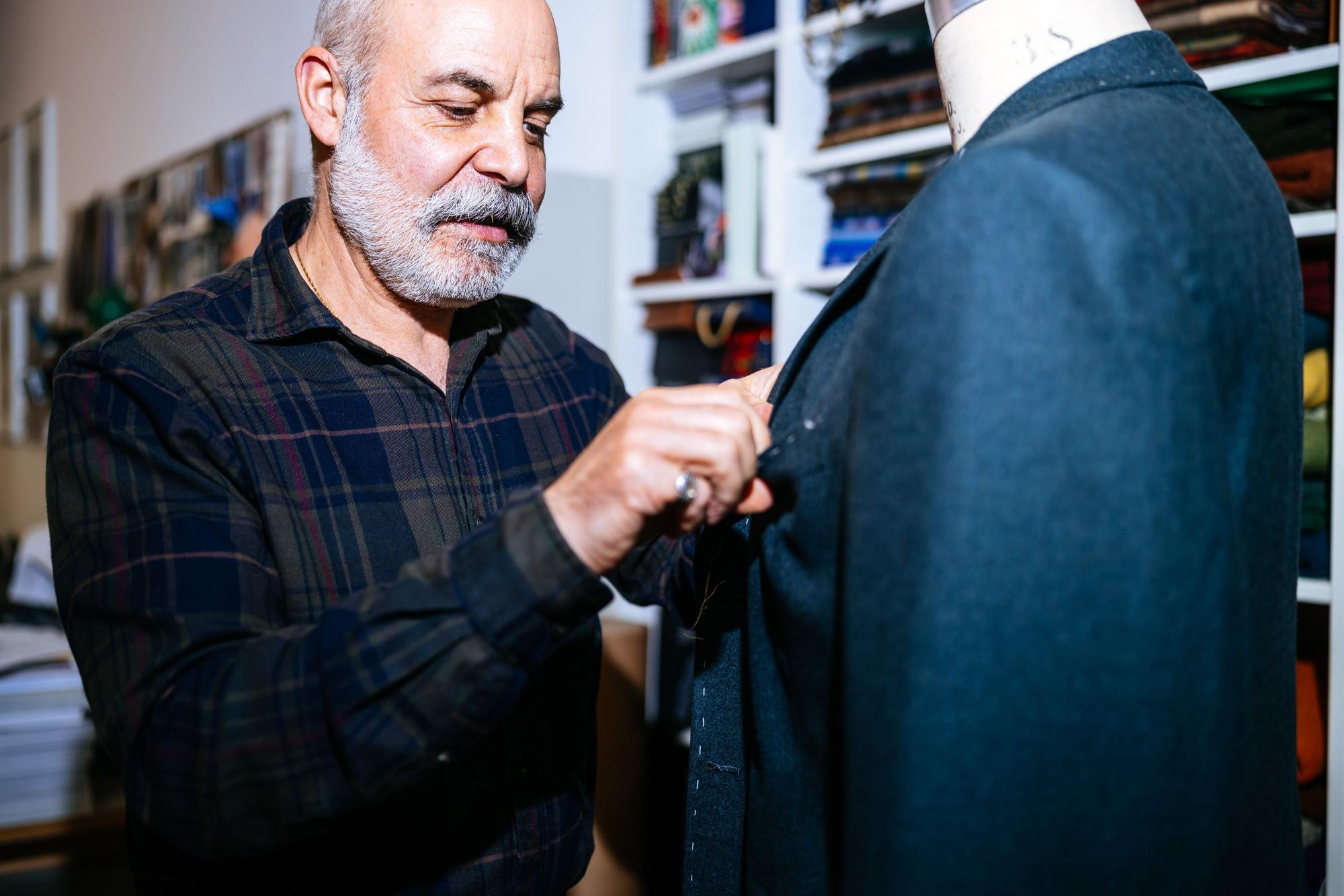 Modedesigner Carlo Jösch bei der Arbeit