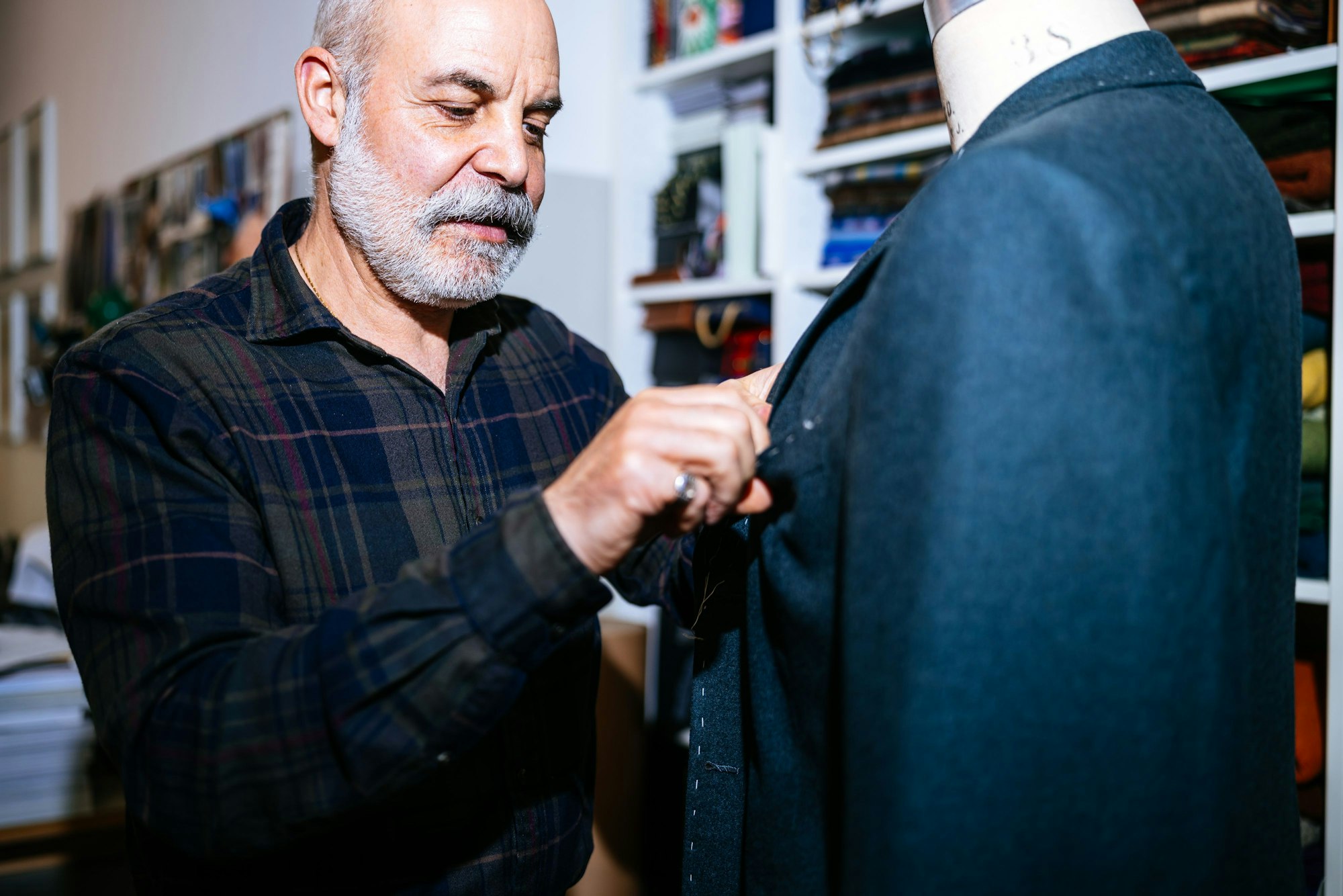 Modedesigner Carlo Jösch bei der Arbeit