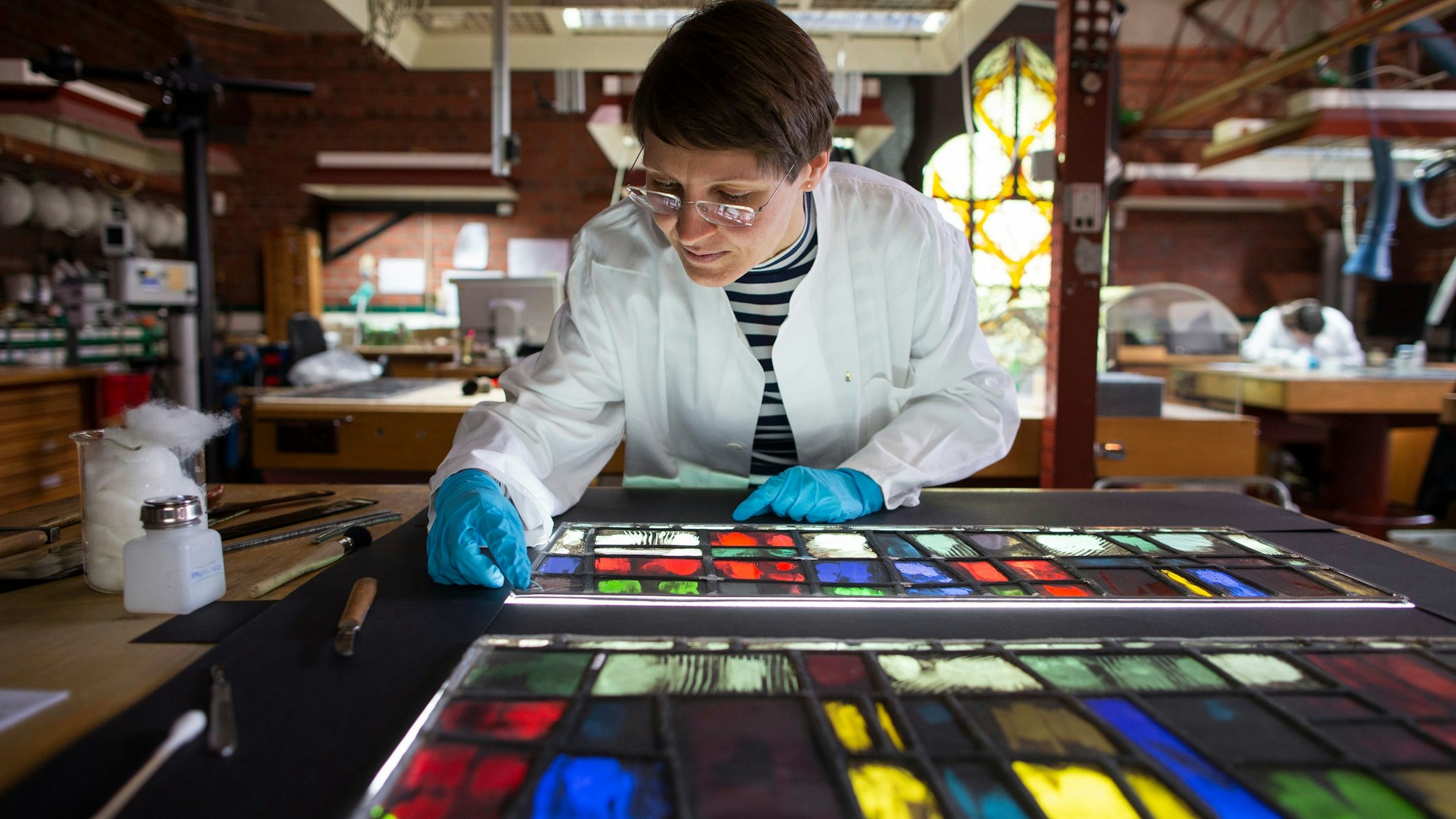 Die Expertise der Mitarbeiter wurde auch bei der Restauration der von Ruß geschwärzten Fenster aus Notre Dame in Paris genutzt.