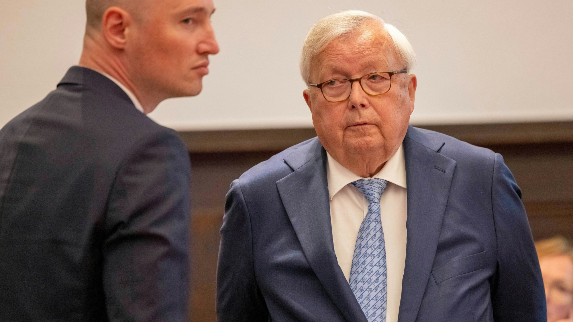 Bonn: Der angeklagte Bankier Christian Olearius (r) steht neben seinem Anwalt Rudolf Hübner im Gerichtssaal des Bonner Landgerichts.