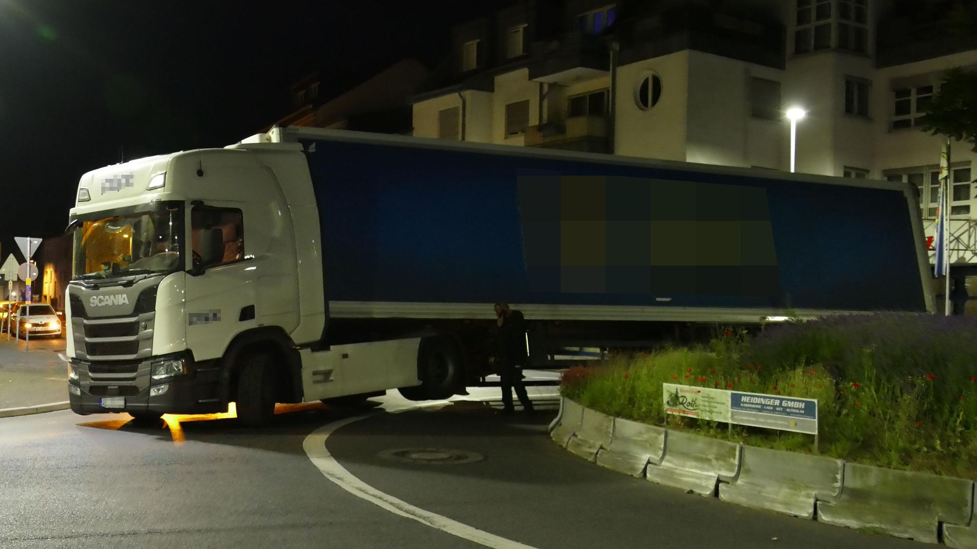 Ein Sattelschlepper-Lkw hängt auf einem Kreisverkehr.