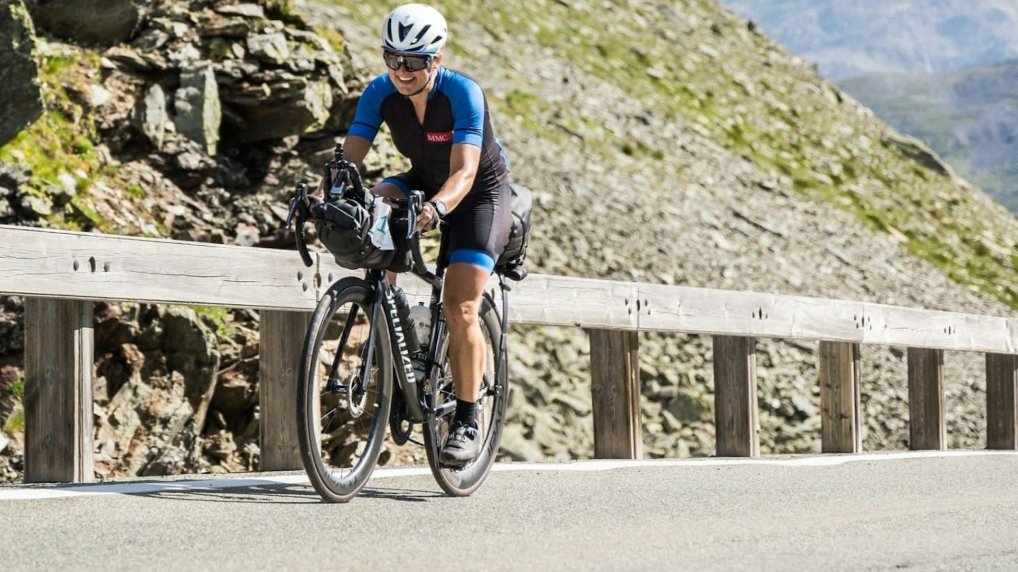 Zu sehen ist eine Frau auf einem Rennrad.