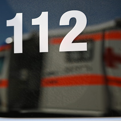 Ein Rettungswagen spiegelt sich während einer Übung in einem Fenster eines anderen Rettungswagen mit der Aufschrift „112“.