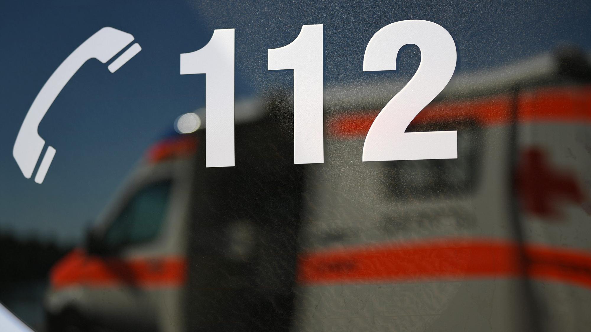 Ein Rettungswagen spiegelt sich während einer Übung in einem Fenster eines anderen Rettungswagen mit der Aufschrift „112“.