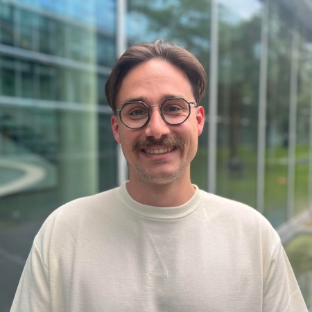 Auf dem Bild zu sehen ist Lukas Sieper, Sprecher der Kölner Kleinstpartei Partei des Fortschritts und Europa-Abgeordneter.