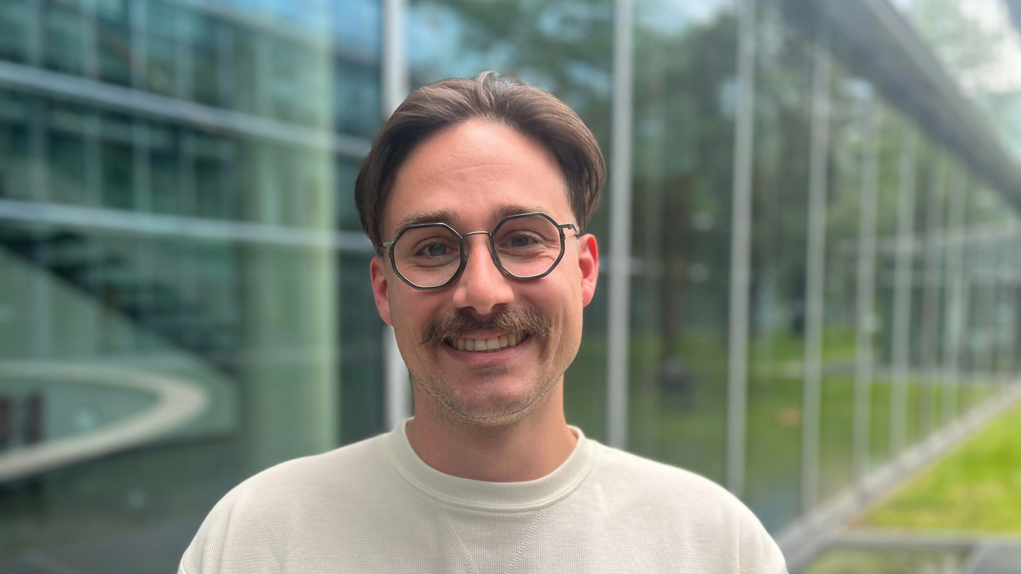 Auf dem Bild zu sehen ist Lukas Sieper, Sprecher der Kölner Kleinstpartei Partei des Fortschritts und Europa-Abgeordneter.