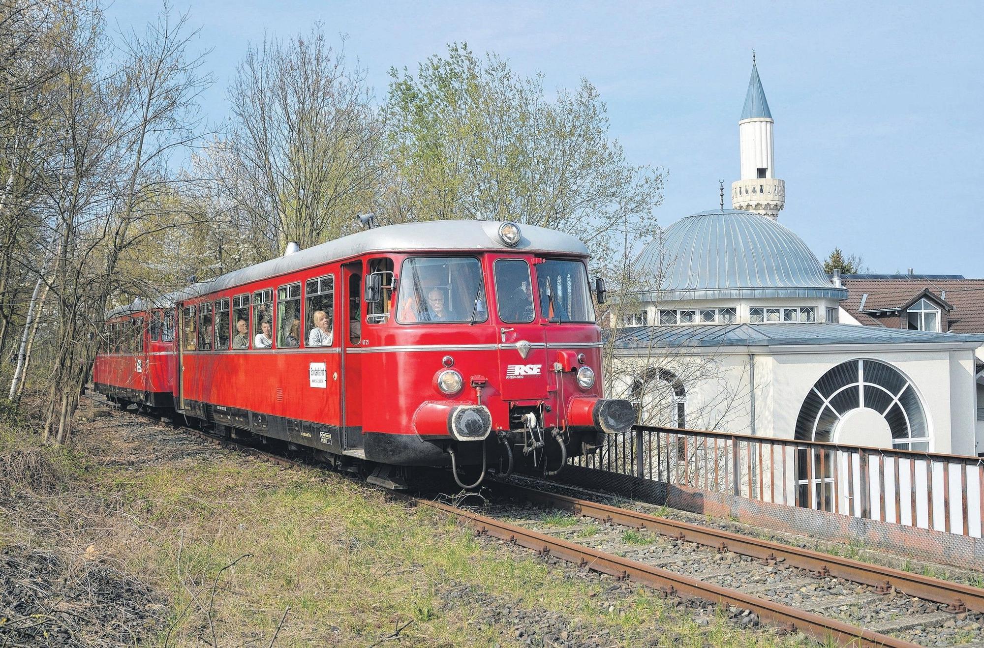 Das Foto zeigt einen Schienenbus auf den Gleisen in Höhe der Gladbacher Moschee.