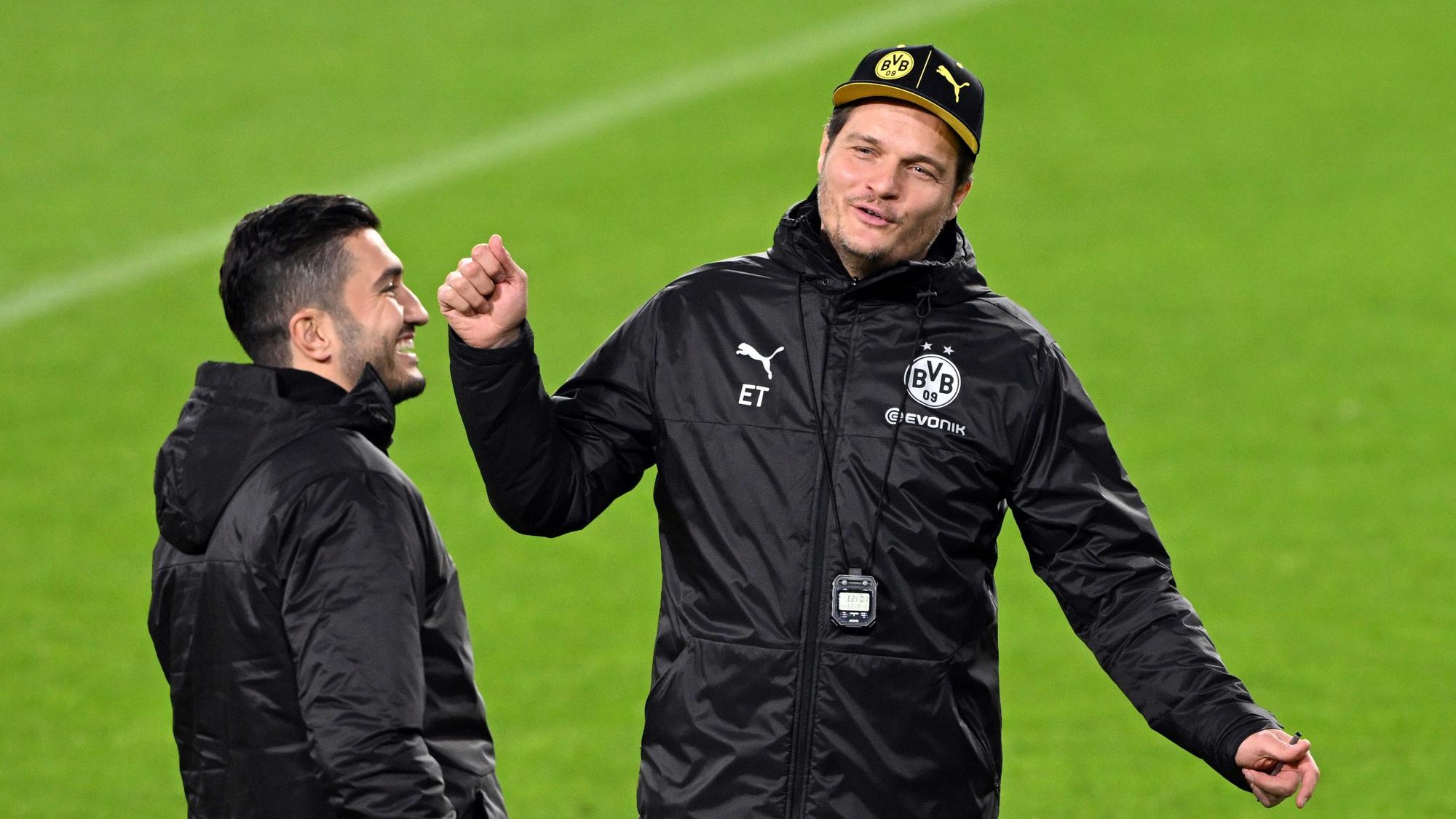 ARCHIV - 19.02.2024, Niederlande, Eindhoven: Fußball: Champions League, vor dem Achtelfinal-Hinspiel PSV Eindhoven – Borussia Dortmund. Dortmunds Trainer Edin Terzić (r) und Nuri Şahin, Assistenztrainer, in Aktion beim Abschlusstraining.