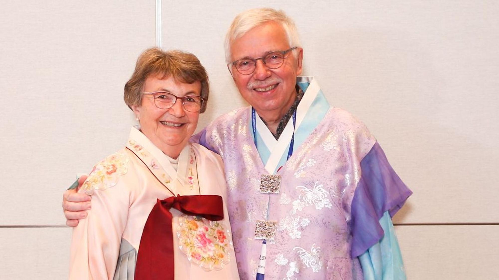 Ein älteres Ehepaar in bunten Kimonos.