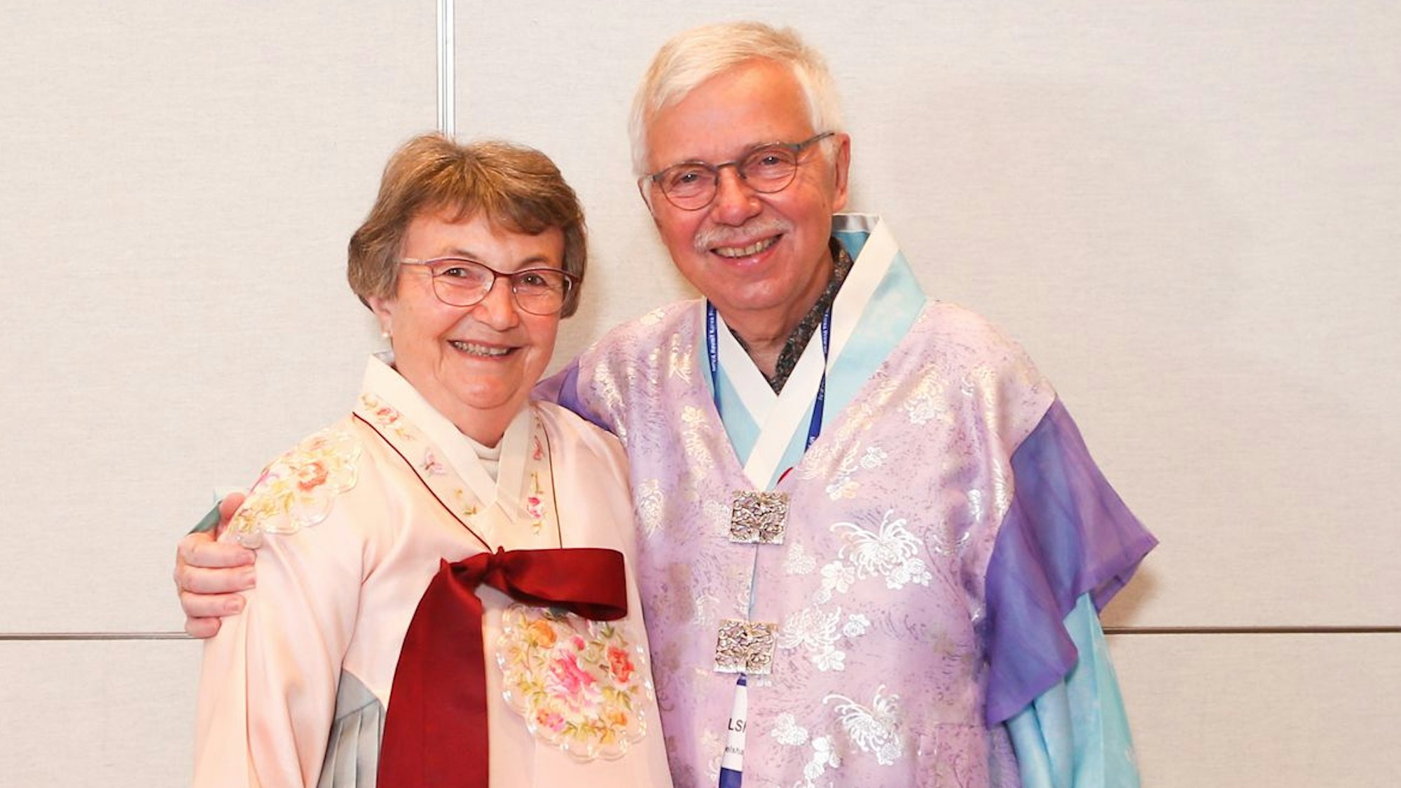 Ein älteres Ehepaar in bunten Kimonos.