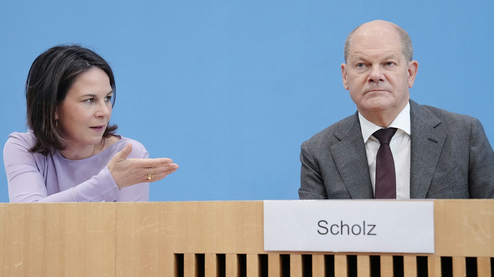 Außenministerin Annalena Baerbock (Grüne) und Bundeskanzler Olaf Scholz (SPD) bei einer Pressekonferenz.