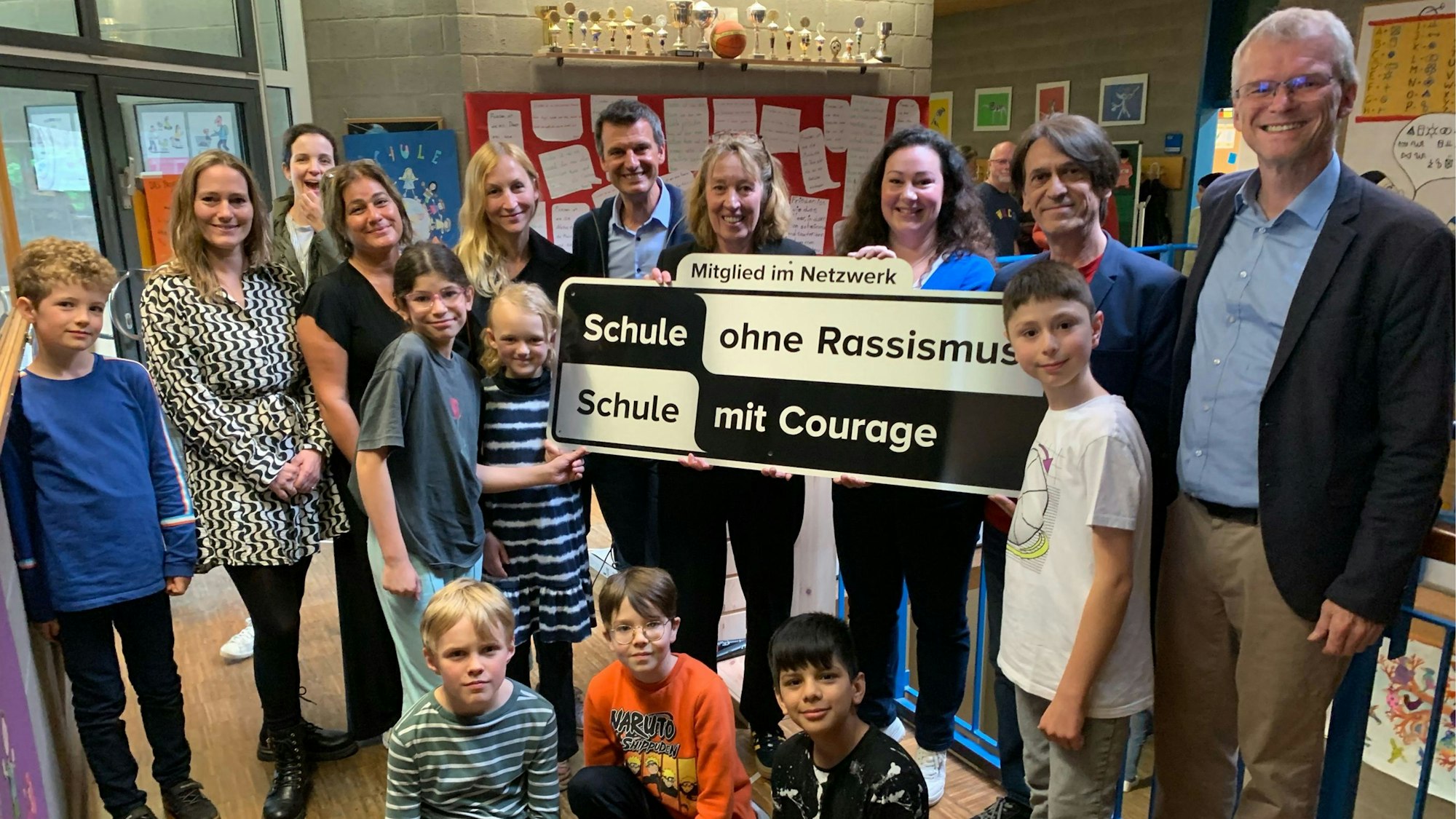 GGS An der Strunde in Bergisch Gladbach feiert mit Bürgermeister Frank Stein (r.) und Gästen die Aufnahme in das Netzwerk.