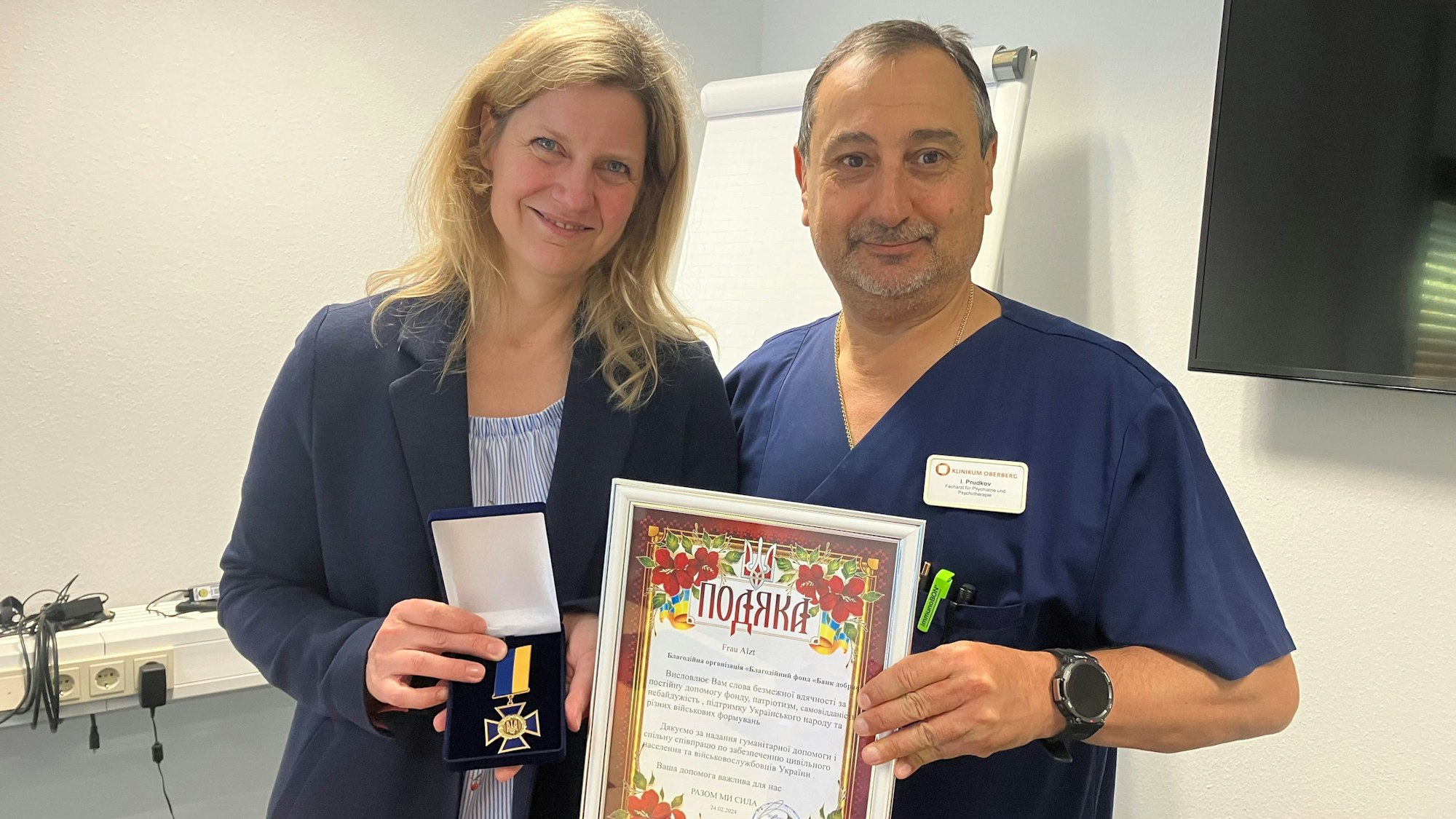 Igor Prudkov überreicht die Urkunden und Orden, hier an Angela Altz.