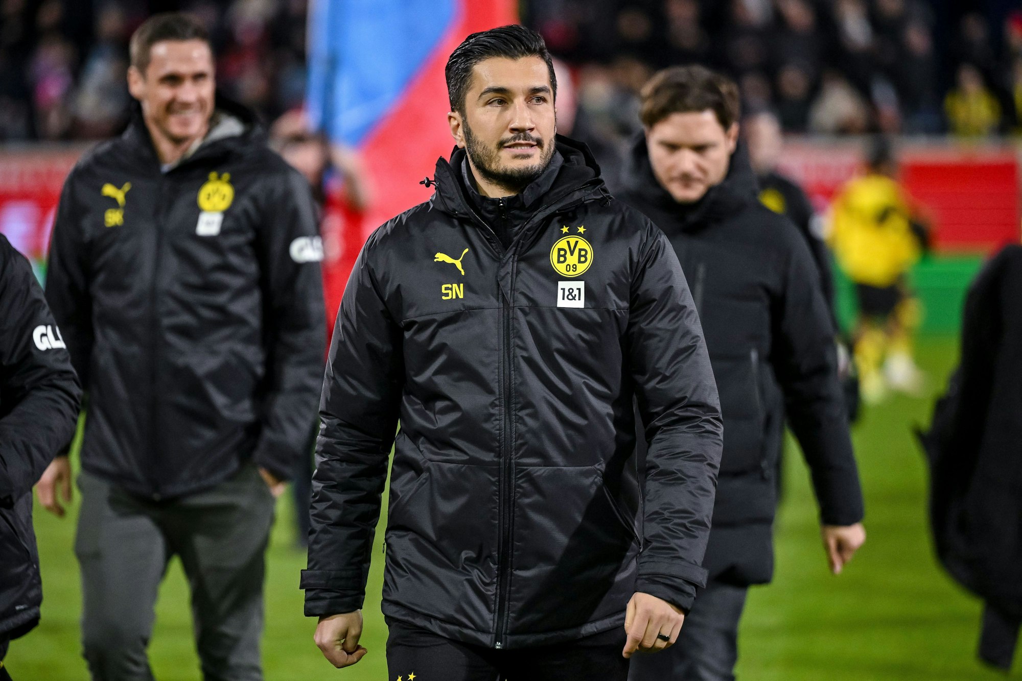 Dortmunds Sportdirektor Sebastian Kehl (l-r) Dortmunds damaliger Co-Trainer Nuri Şahin und Dortmunds damaliger Trainer Edin Terzić kommen vor dem Spiel ins Stadion.