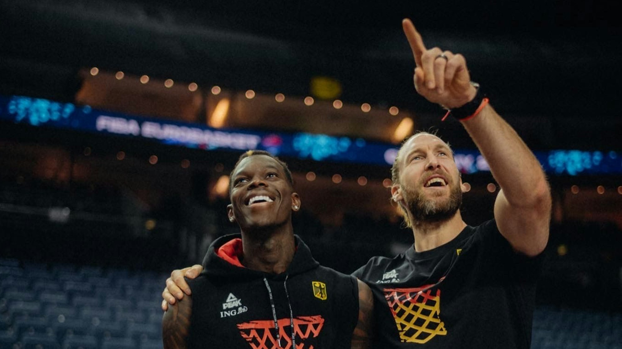 Athletikcoach Arne Greskowiak (r.) und Kapitän Dennis Schröder nach dem Gewinn der Basketball-WM.