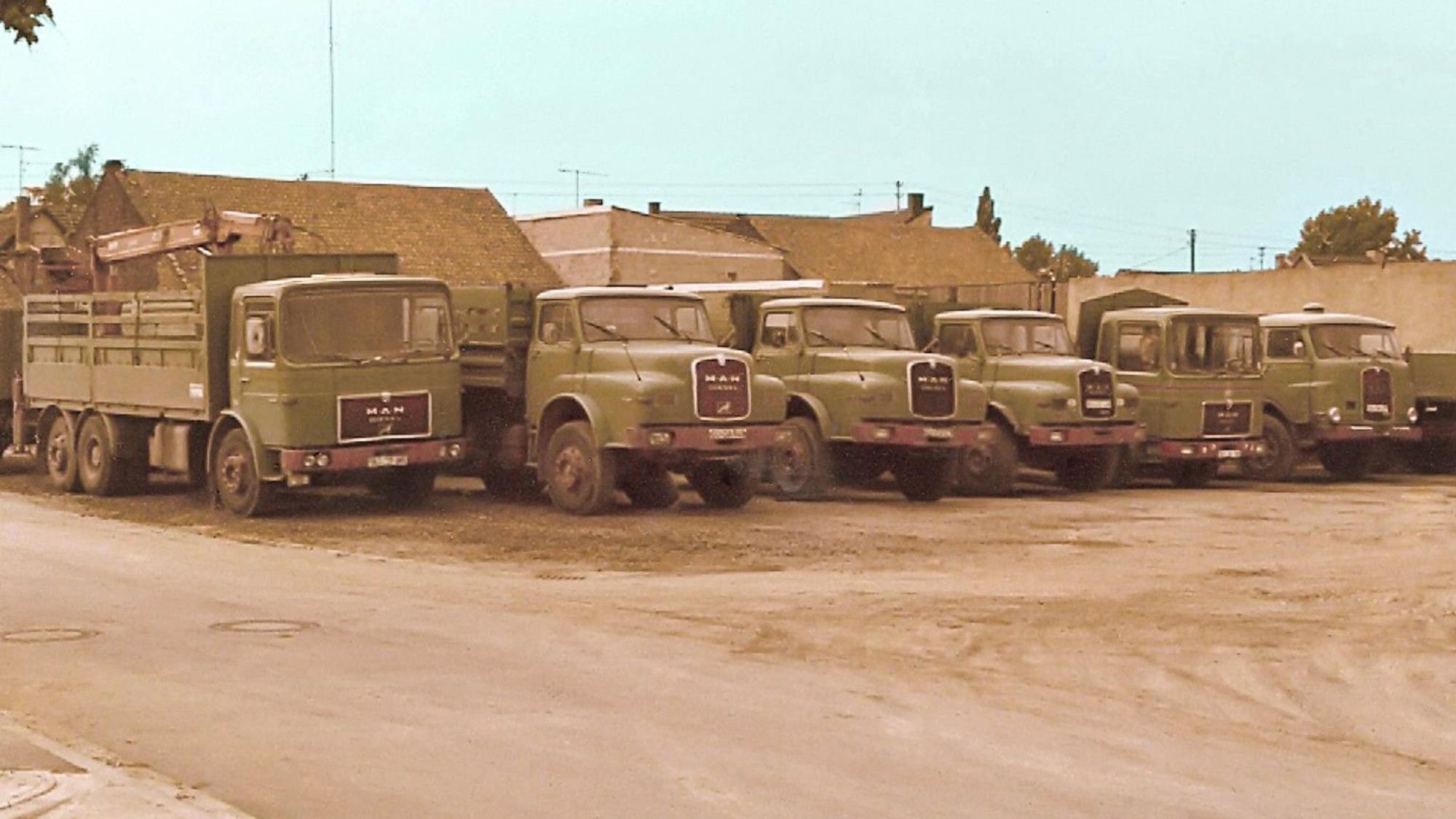 Der Fuhrpark der 70er Jahre bei Hündgen in Ollheim.