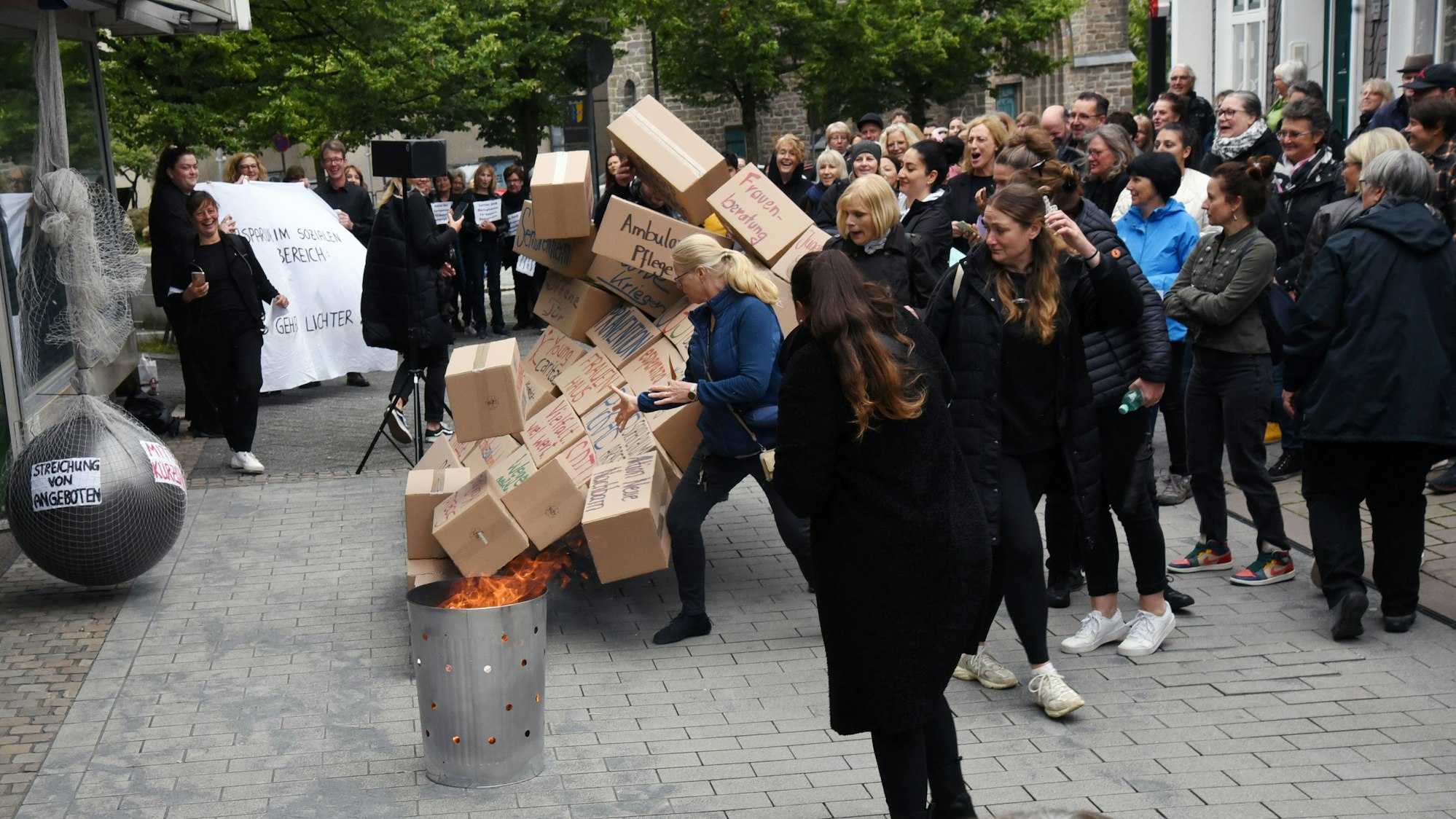 Black-Week-Trauerzug des Caritasverbandes in Gummersbach.