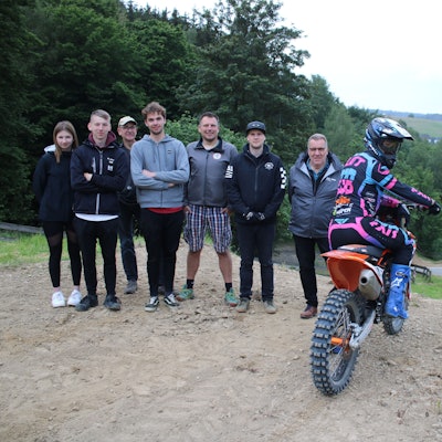Die Helfer rund um Organisationsleiter Ronald Hallen (5.v.l..), Rennleiter Jürgen Schell (r.) sowie Fahrer Lukas Platt auf dem Bielsteiner Waldkurs.