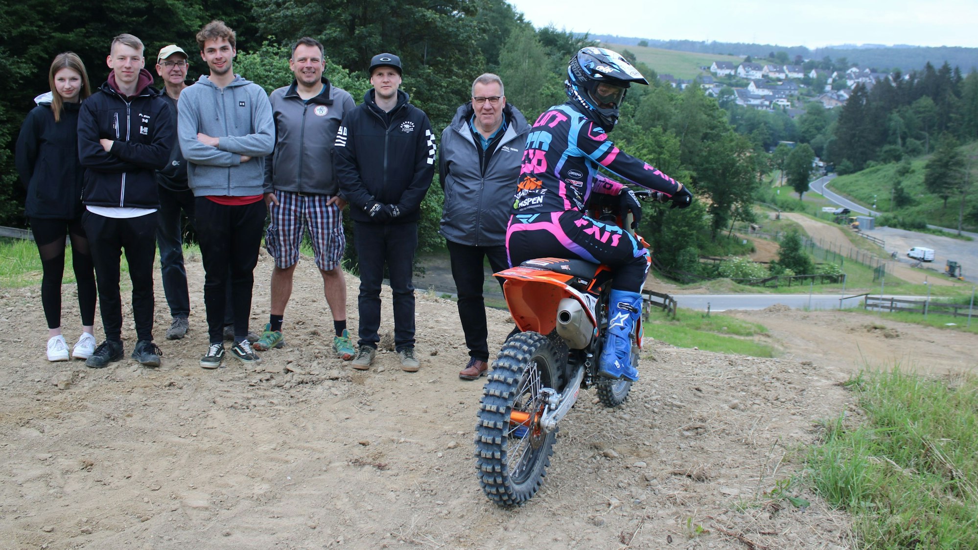 Die Helfer rund um Organisationsleiter Ronald Hallen (5.v.l..), Rennleiter Jürgen Schell (r.) sowie Fahrer Lukas Platt auf dem Bielsteiner Waldkurs.