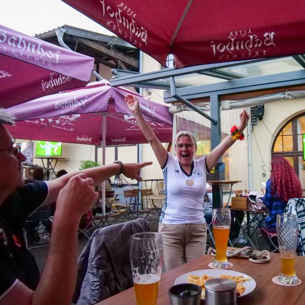 Gabriela Kloska feiert das vermeintliche 3:0, obwohl Freund Waldemar Kozok ihr schon mahnend den Zeigefinger entgegenstreckt.