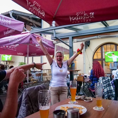Gabriela Kloska feiert das vermeintliche 3:0, obwohl Freund Waldemar Kozok ihr schon mahnend den Zeigefinger entgegenstreckt.