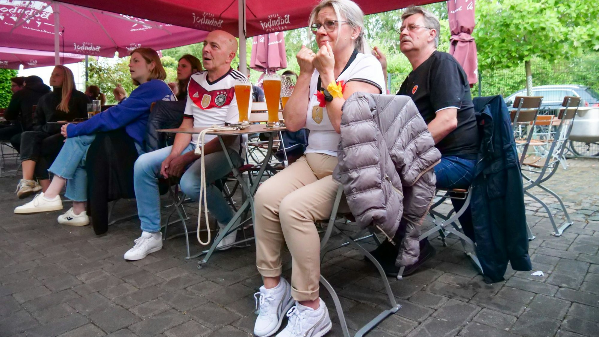 Christoph und Gabriela Kloska und Waldemar Kozok blicken gespannt auf den Elfmeterpunkt und Kai Havertz.