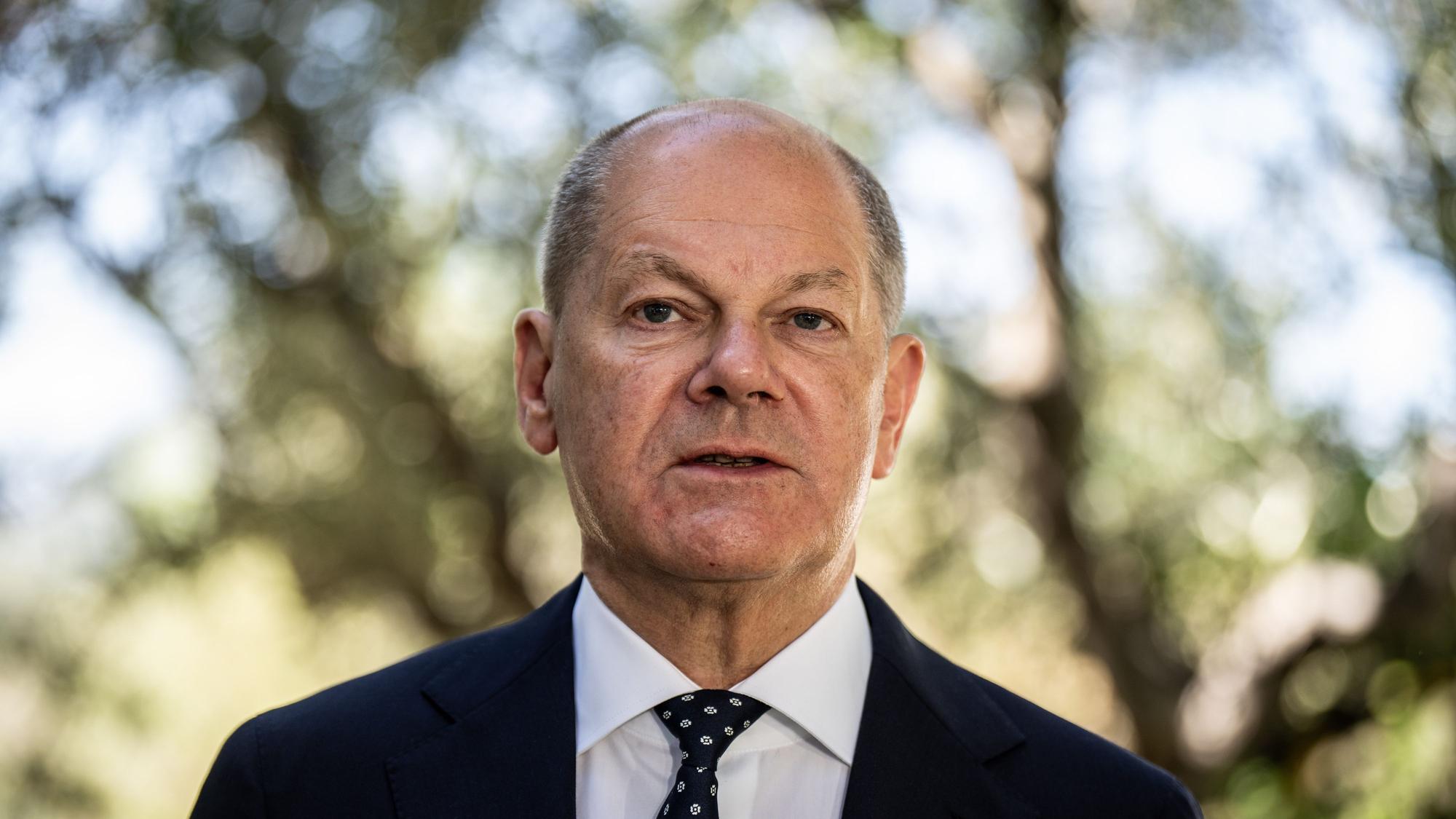 Bundeskanzler Olaf Scholz (SPD) spricht bei einem Pressestatement nach Abschluss des Gipfels der G7-Staaten.