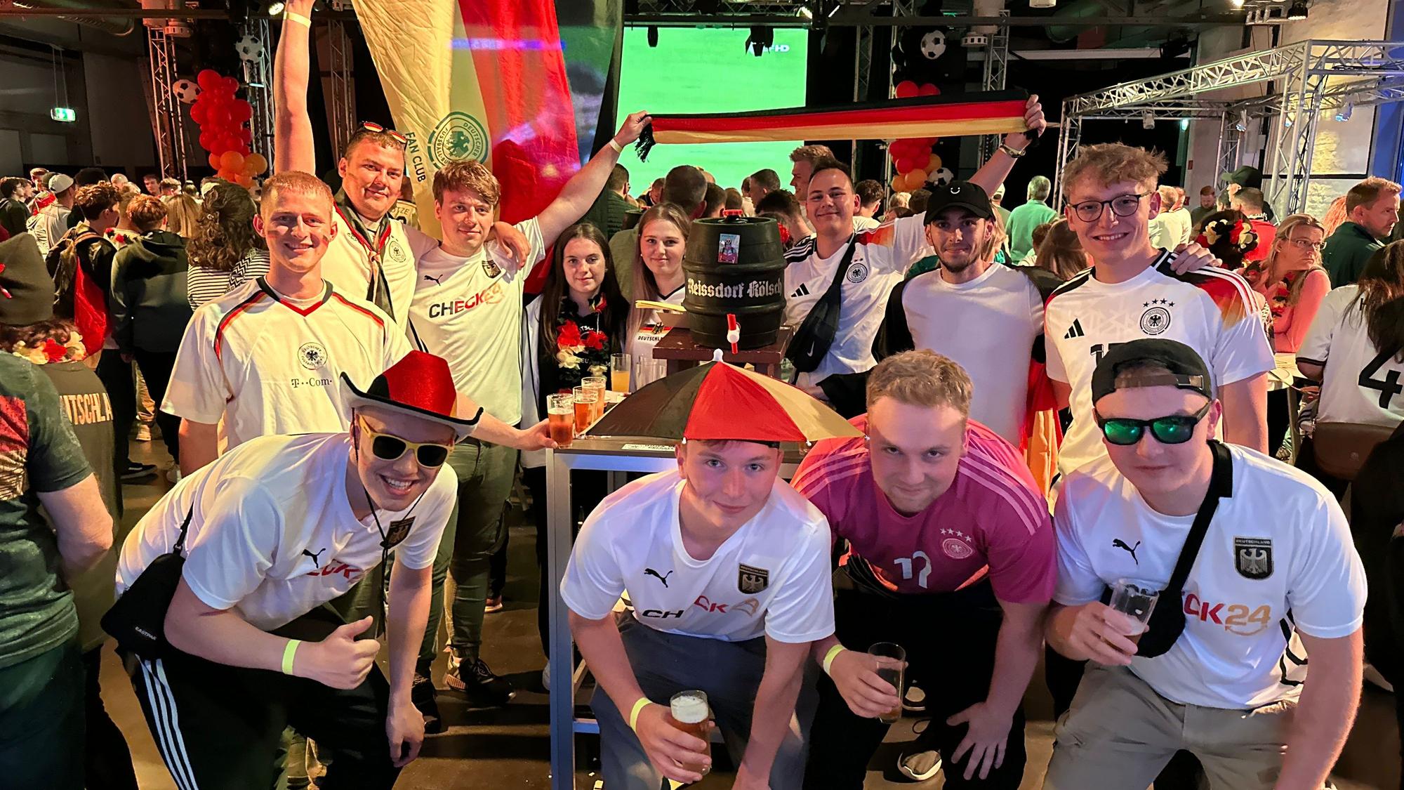 Auch in der Alten Drathzieherei in Wipperfürth konnte die Stimmung beim ersten Spiel der deutschen Nationalmannschaft einfach nicht besser sein.