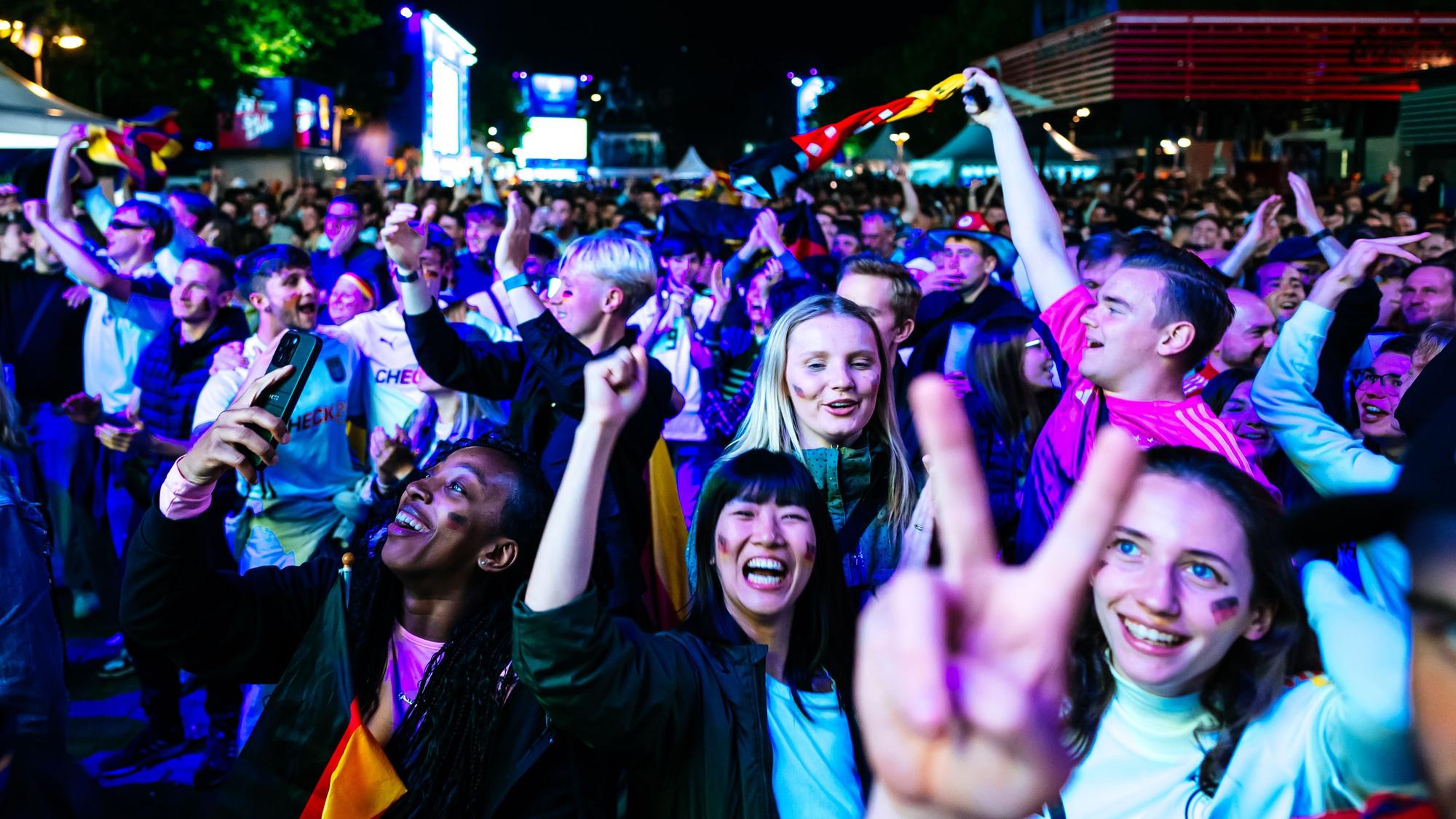 Die Fanzonen waren schnell ausgelastet: Das Public Viewing am Tanzbrunnen und wie hier am Heumarkt zog die feiernden Fans an.