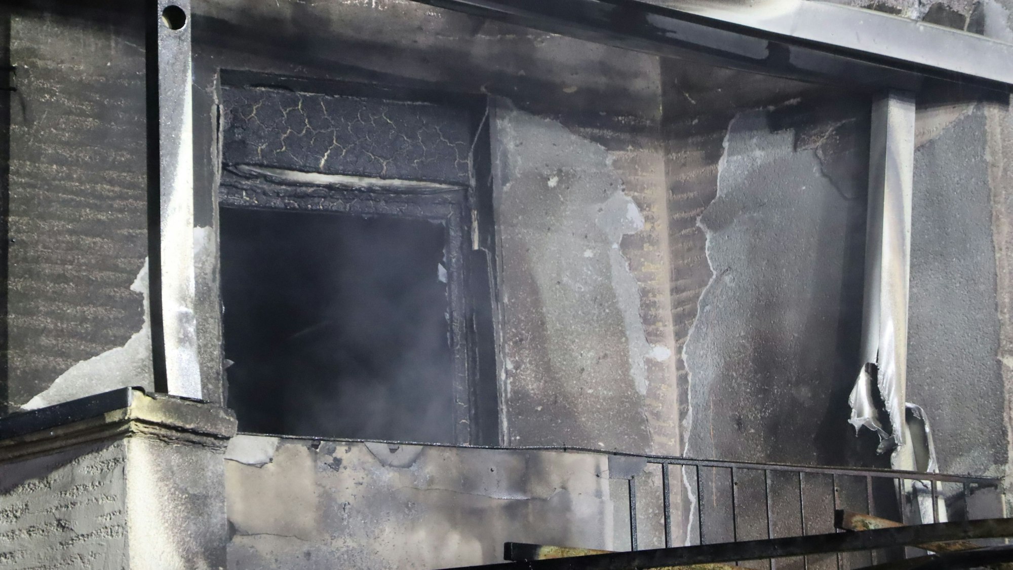 Von mehreren Seiten und über zwei Drehleiter wurde der Brand gelöscht. Insgesamt waren fast 60 Feuerwehrleute im Einsatz.