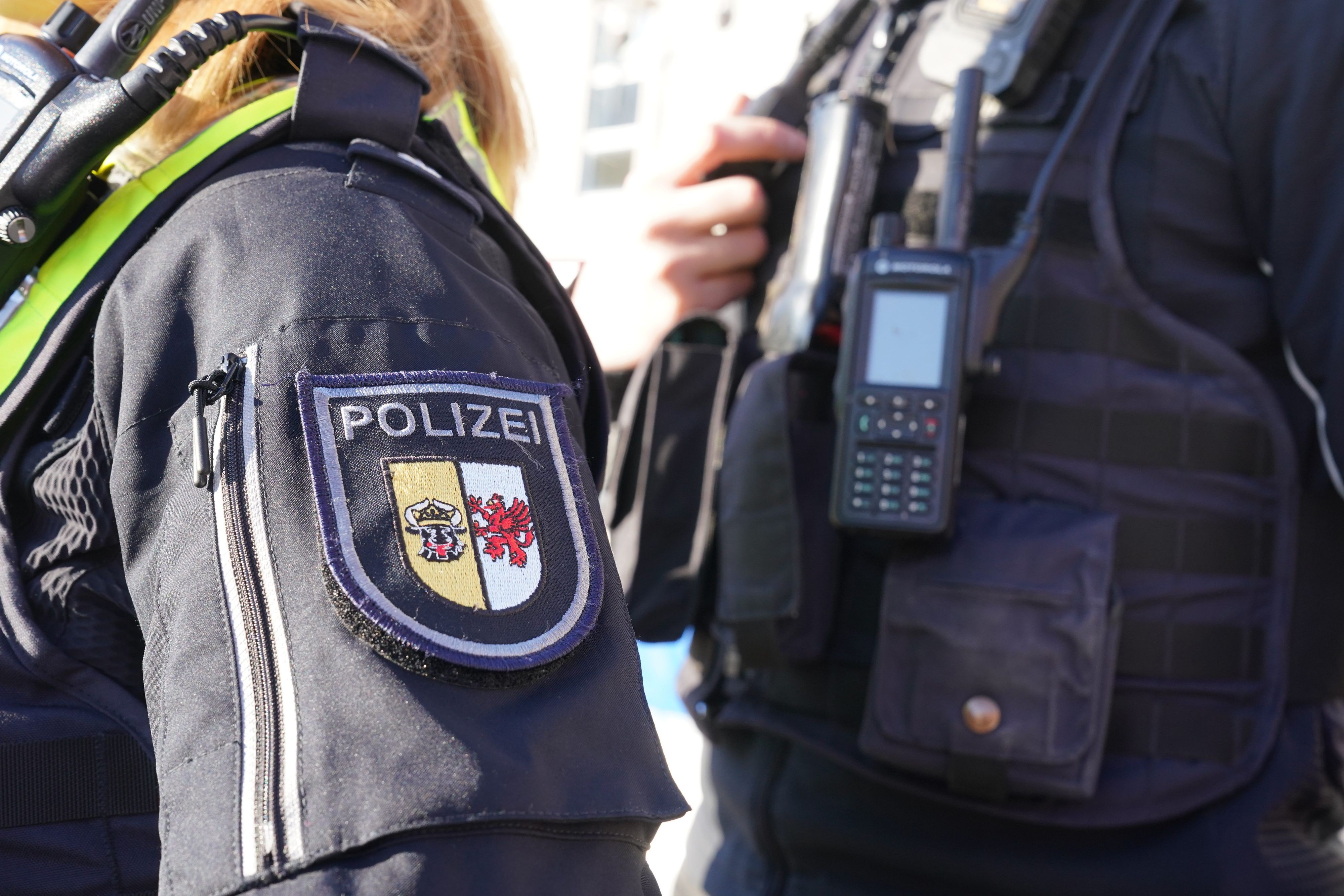 Das Landeswappen der Polizei Mecklenburg-Vorpommern ist an der Uniform einer Polizistin zu sehen.