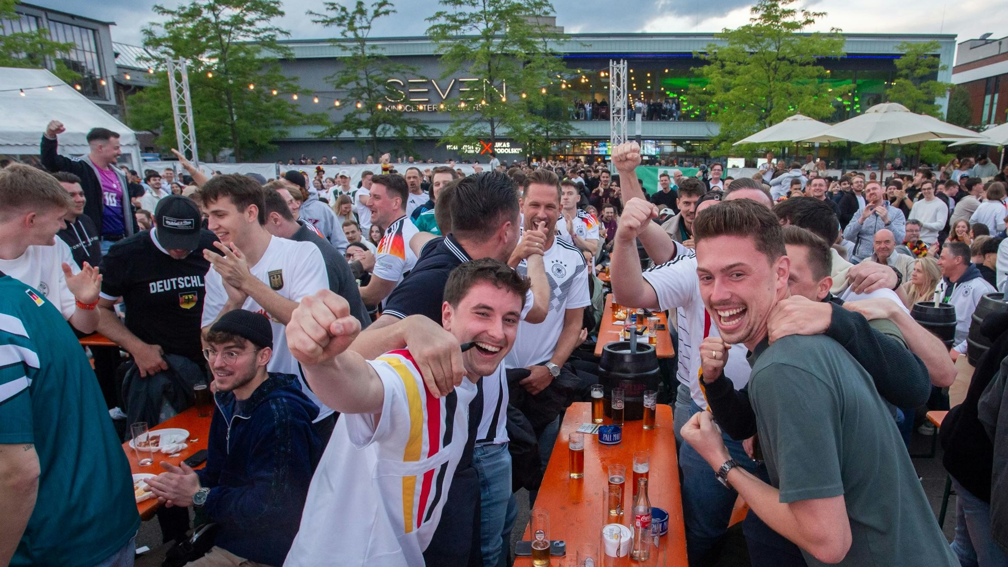 500 Fans haben Platz im EM-Biergarten auf dem Steinmüllergelände in Gummersbach. Und der war zum Auftakt gleich ausgebucht.