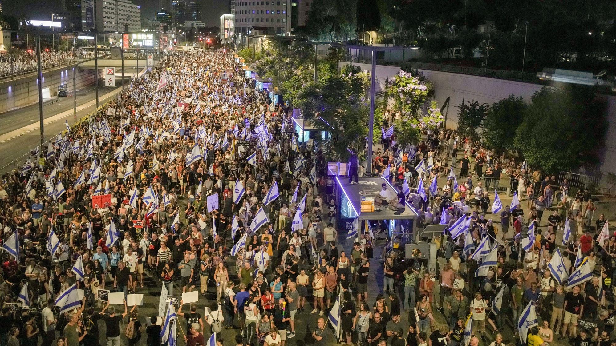 Menschen protestieren gegen die Regierung des israelischen Premierministers Netanjahu und fordern die Freilassung der Geiseln, die im Gazastreifen von den Terroristen der Hamas festgehalten werden.