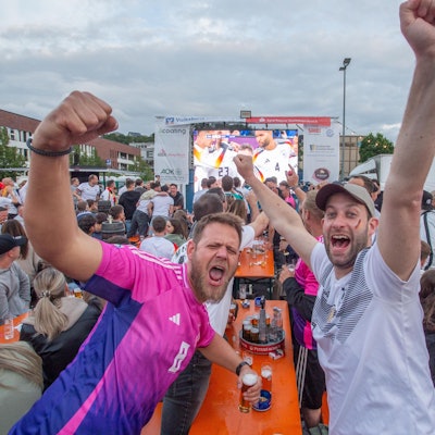 In Gummersbach kennt der Jubel keine Grenzen, als die deutsche Nationalmannschaft im Auftaktspiel einen souveränen 5:1 Sieg gegen das Team aus Schottland feiert.
