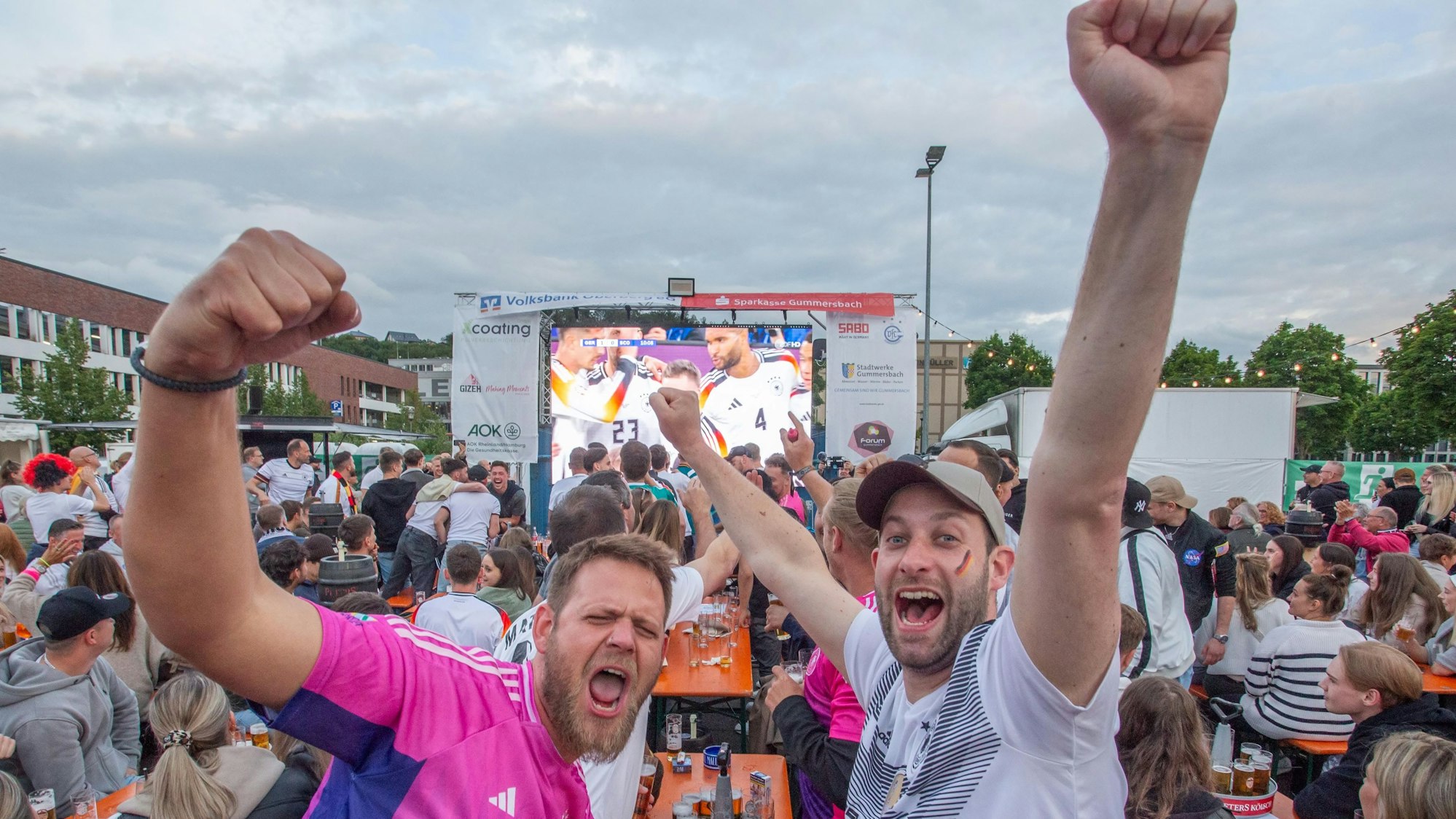 In Gummersbach kennt der Jubel keine Grenzen, als die deutsche Nationalmannschaft im Auftaktspiel einen souveränen 5:1 Sieg gegen das Team aus Schottland feiert.