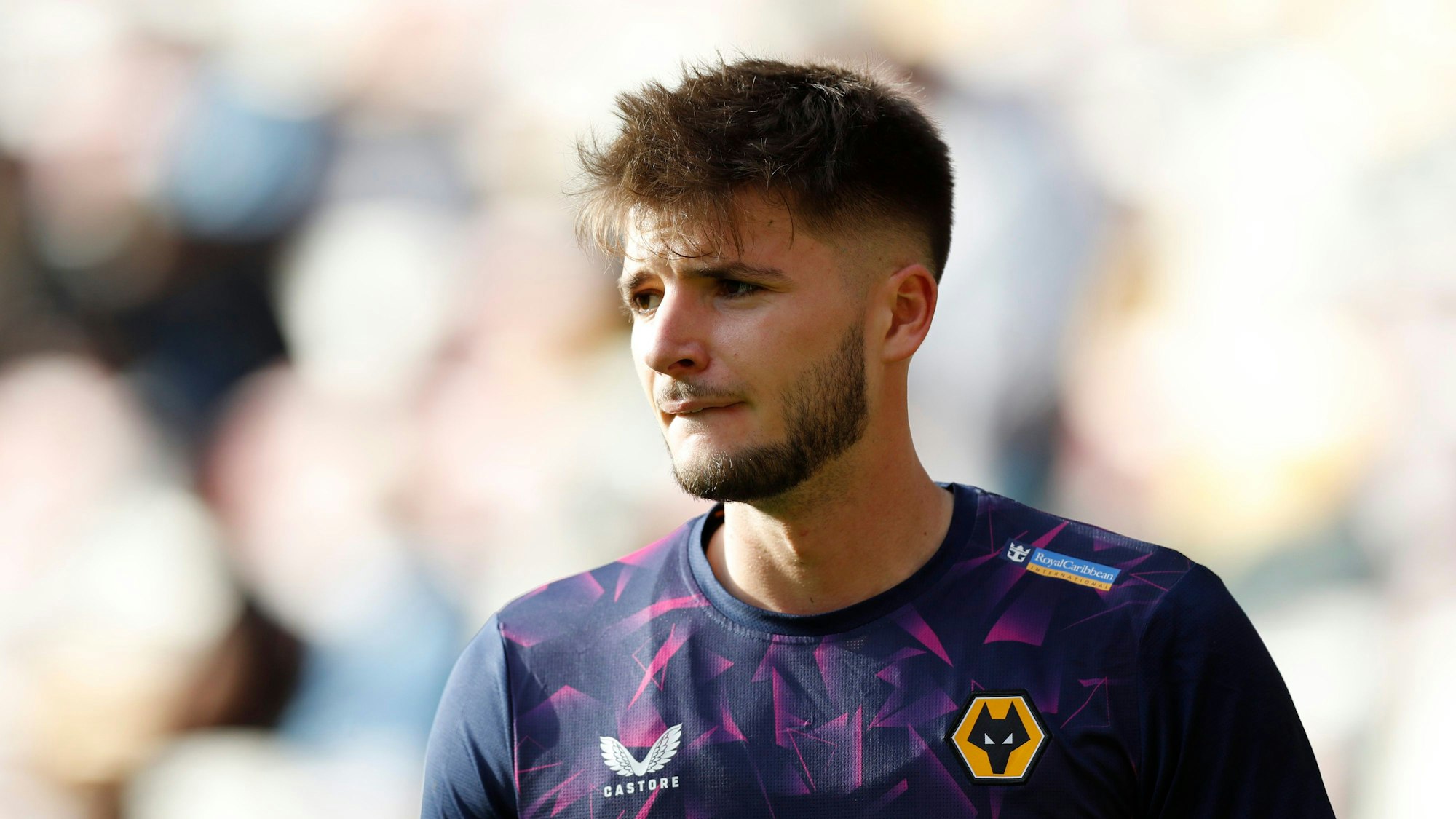 Der Torhüter der Wolverhampton Wanderers, Matija Sarkic, schaut vor dem Fußballspiel der englischen Premier League zwischen Brentford und den Wolverhampton Wanderers in London zu.